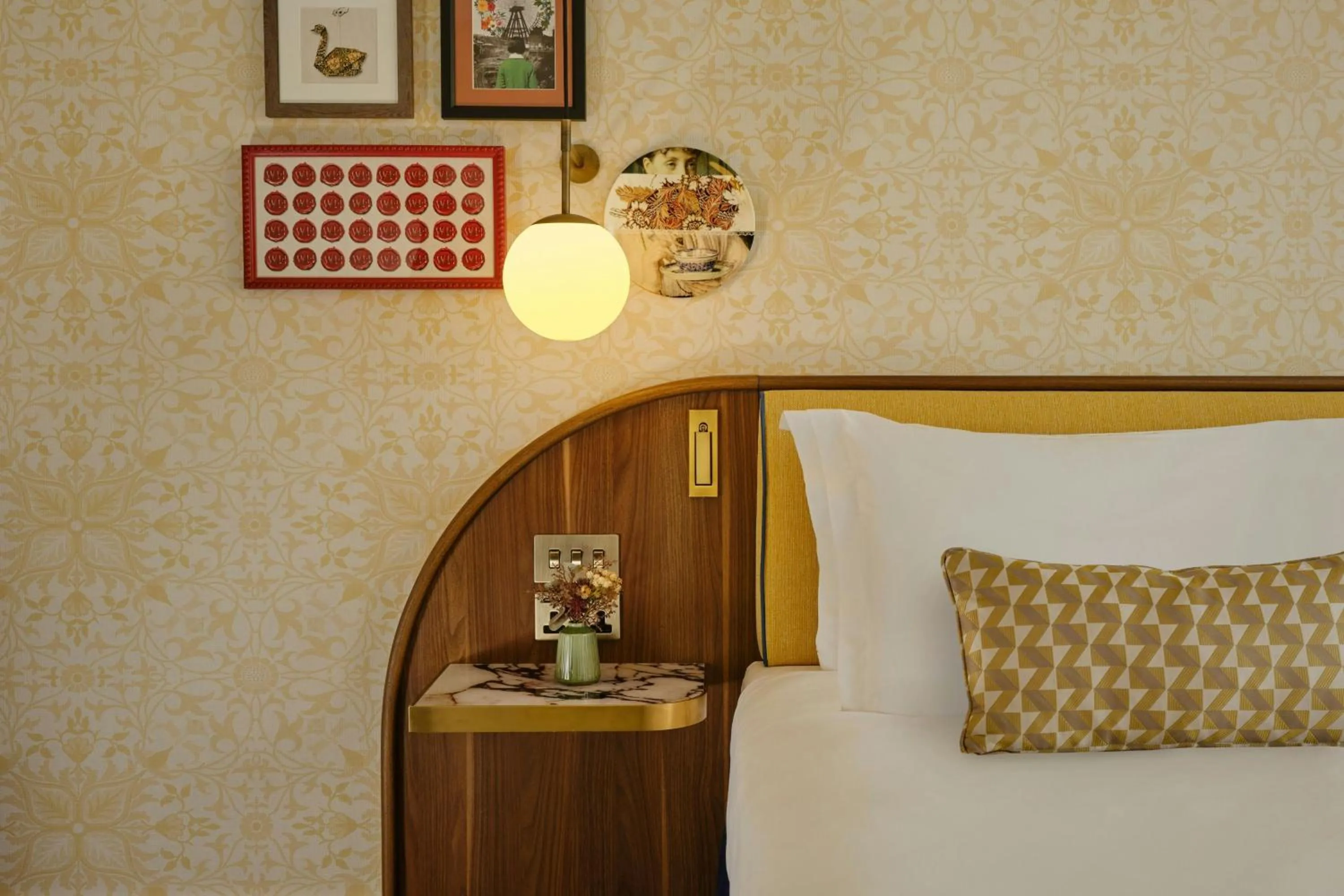 Photo of the whole room, Bed in Park Grand London Kensington