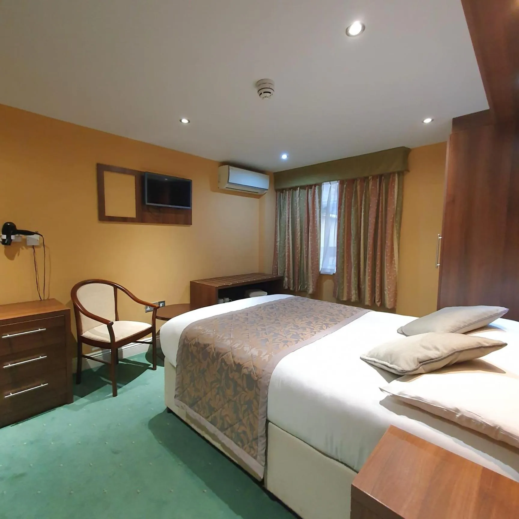 Photo of the whole room, Bed in Hotel Oliver