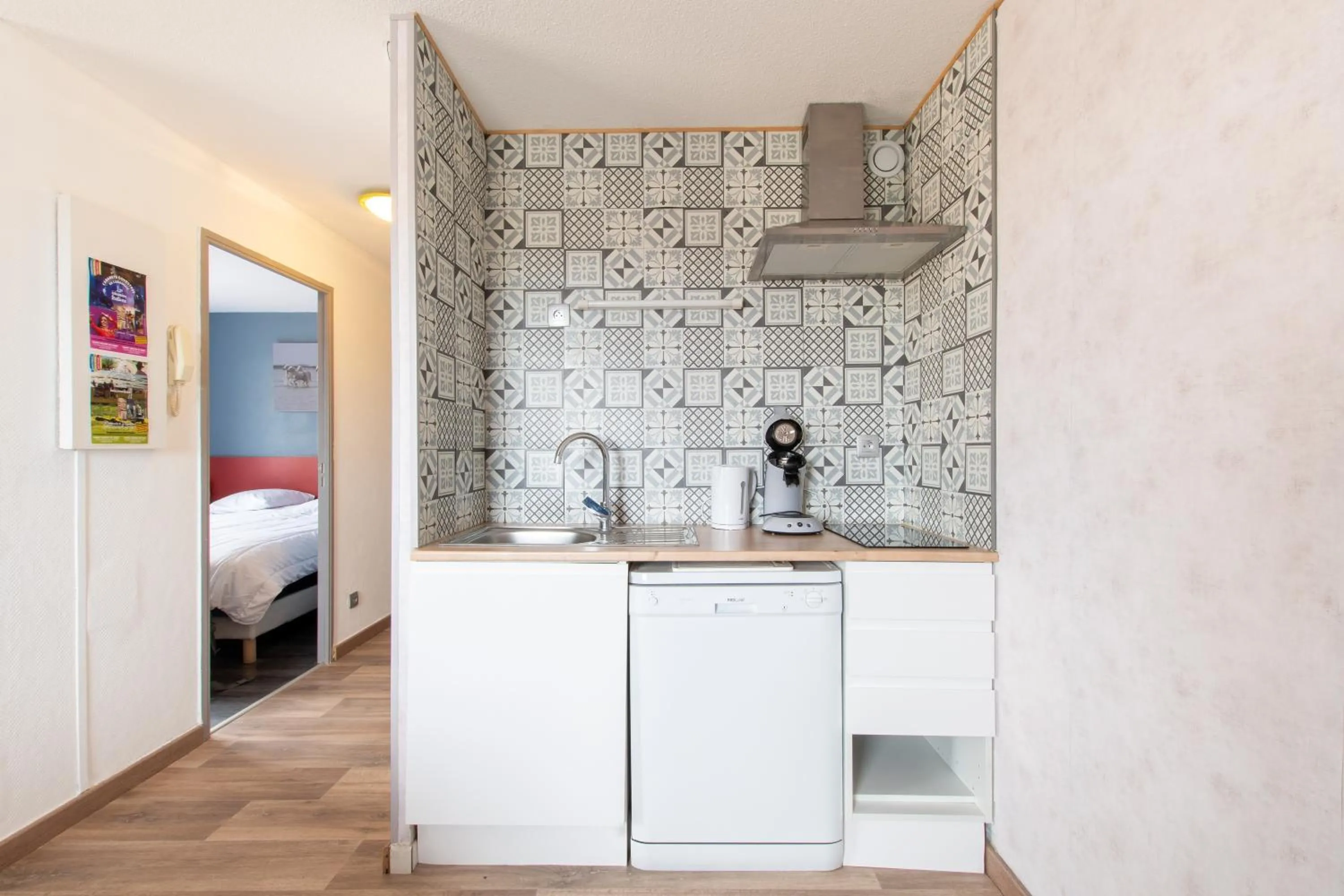 Kitchen or kitchenette, Bed in Le Mayflower
