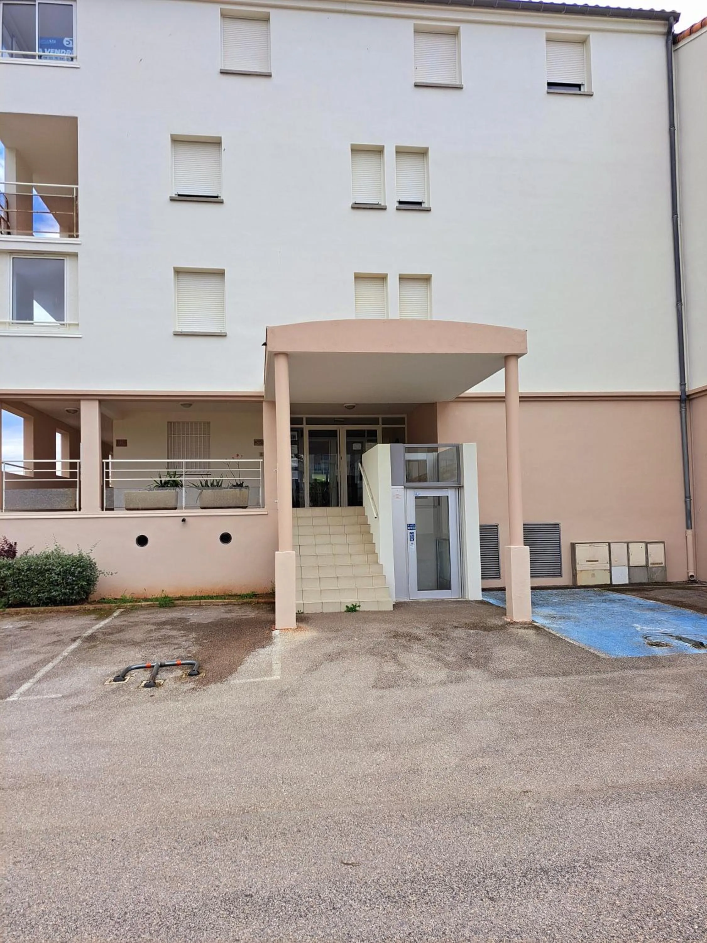 Facade/entrance in Le Mayflower