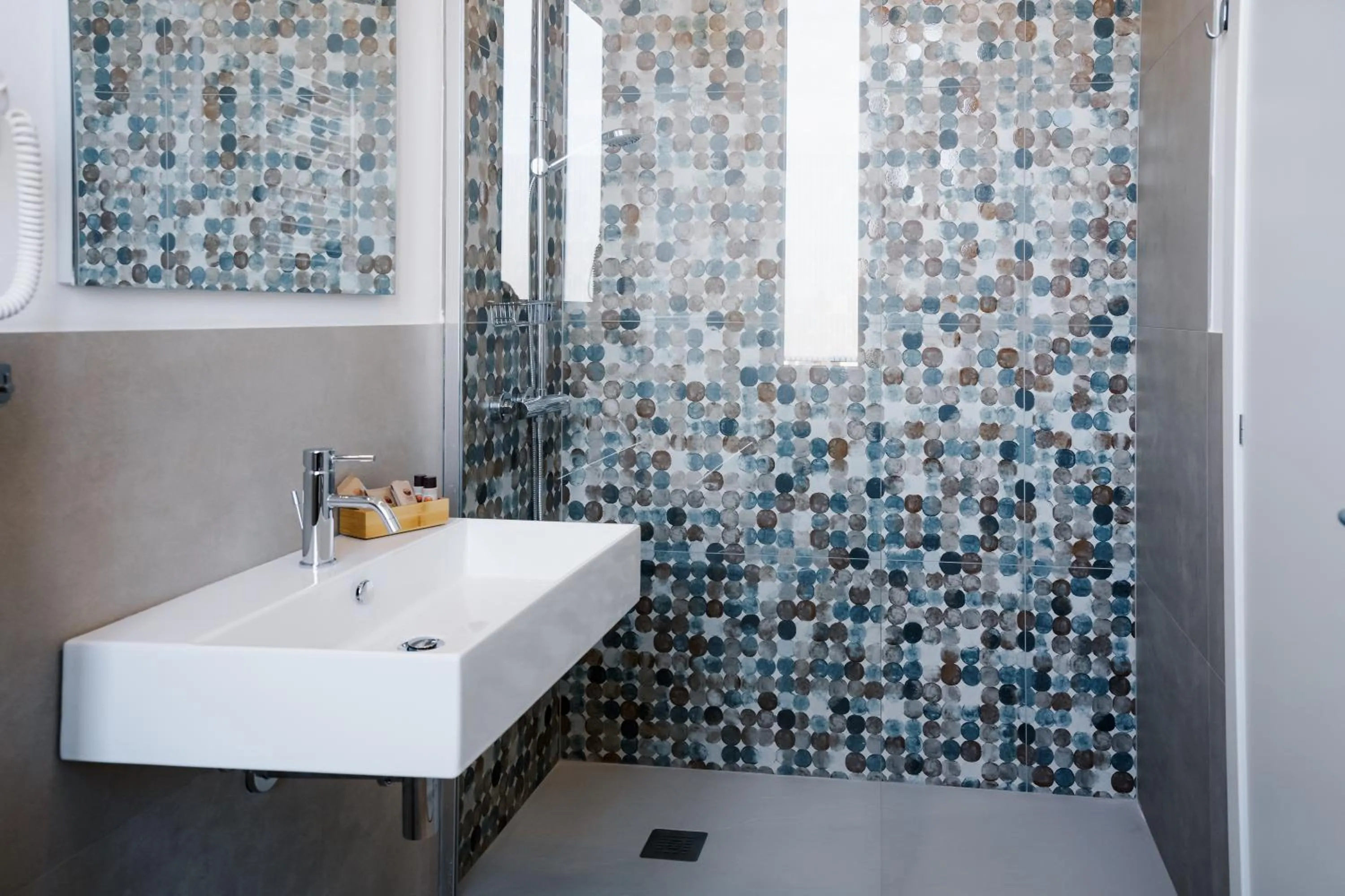 Shower in LaMì Room & Apartment