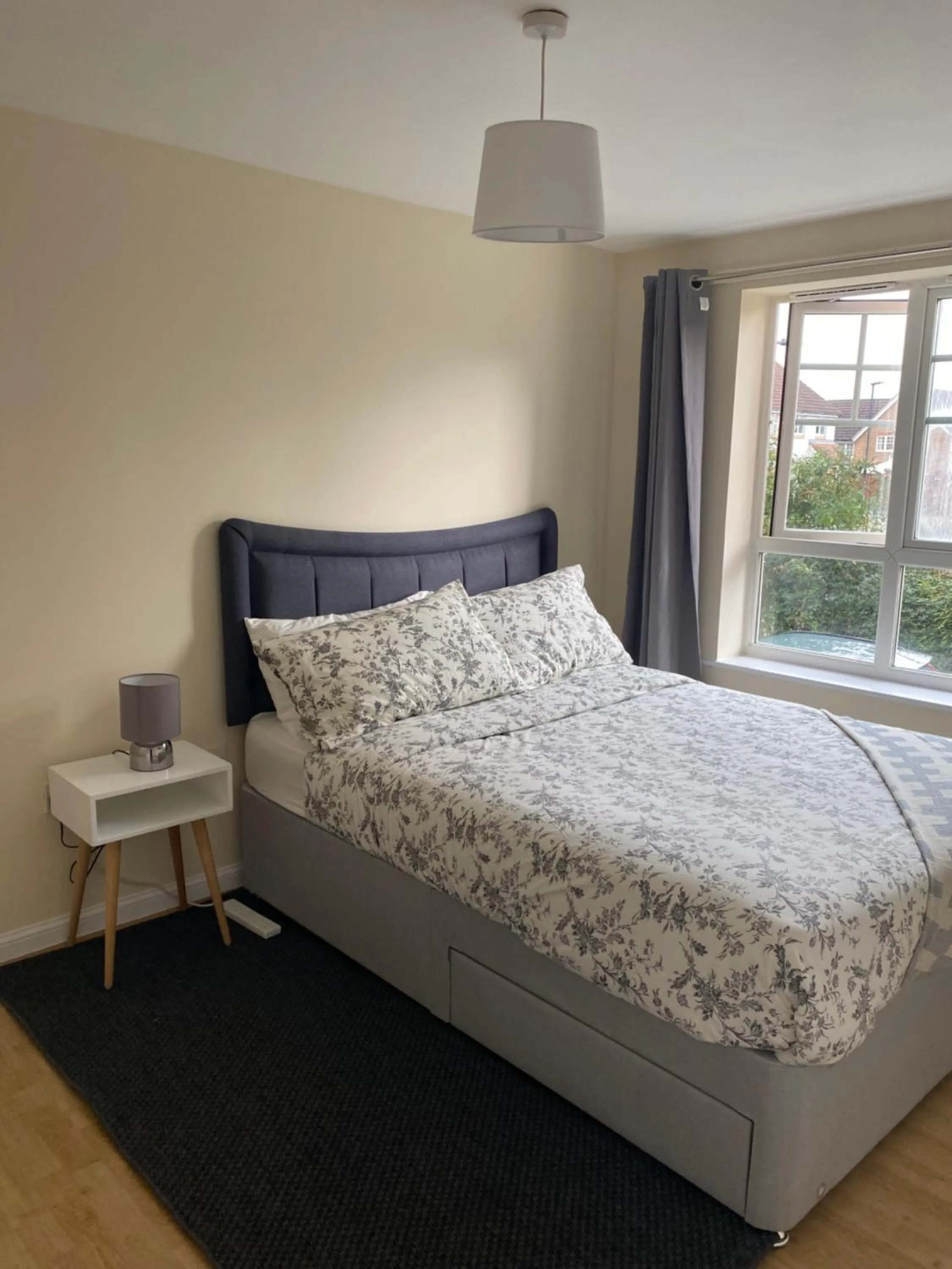 Bed in Impeccable 2-Bed Apartment in London
