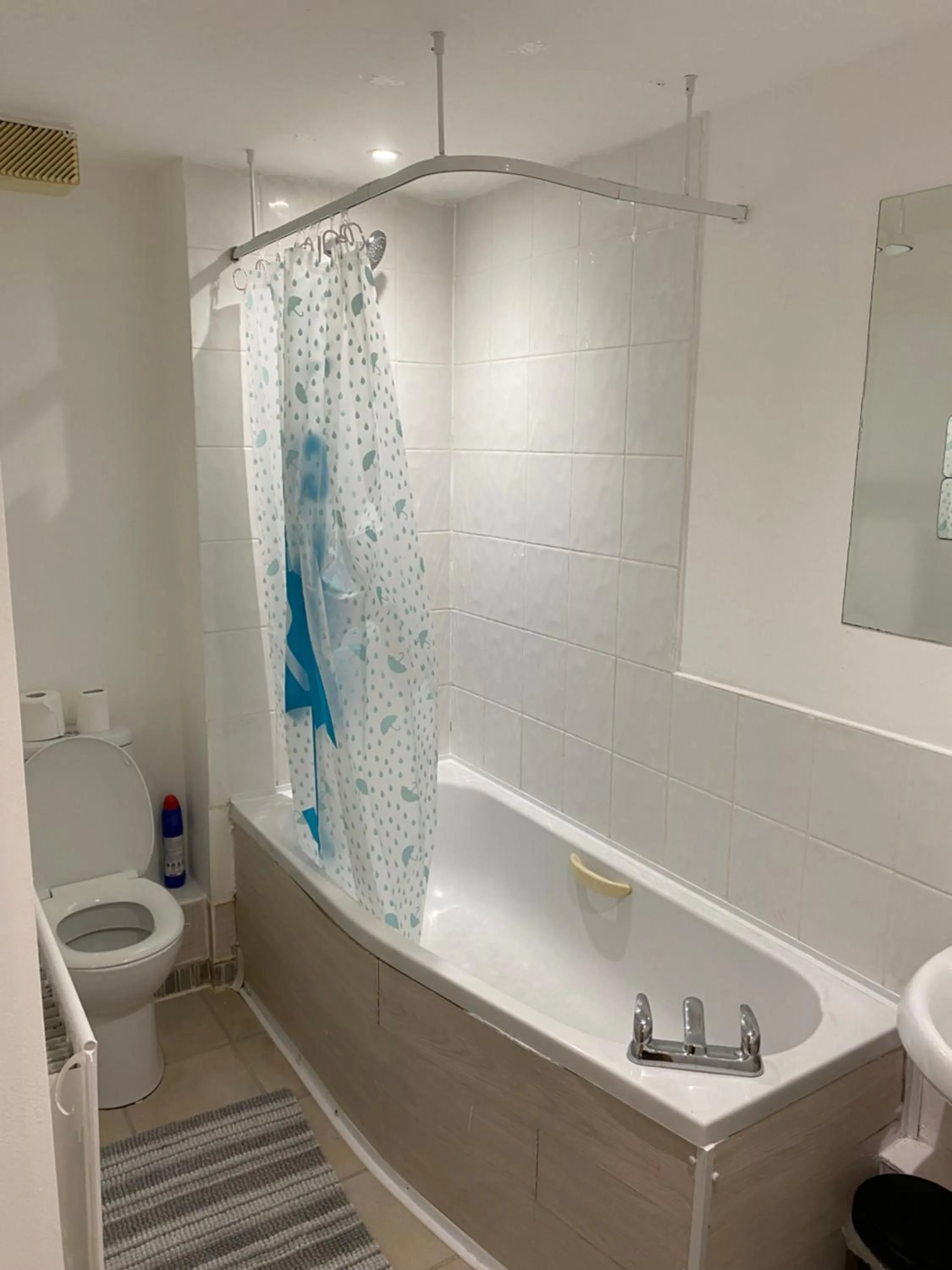 Shower in Impeccable 2-Bed Apartment in London