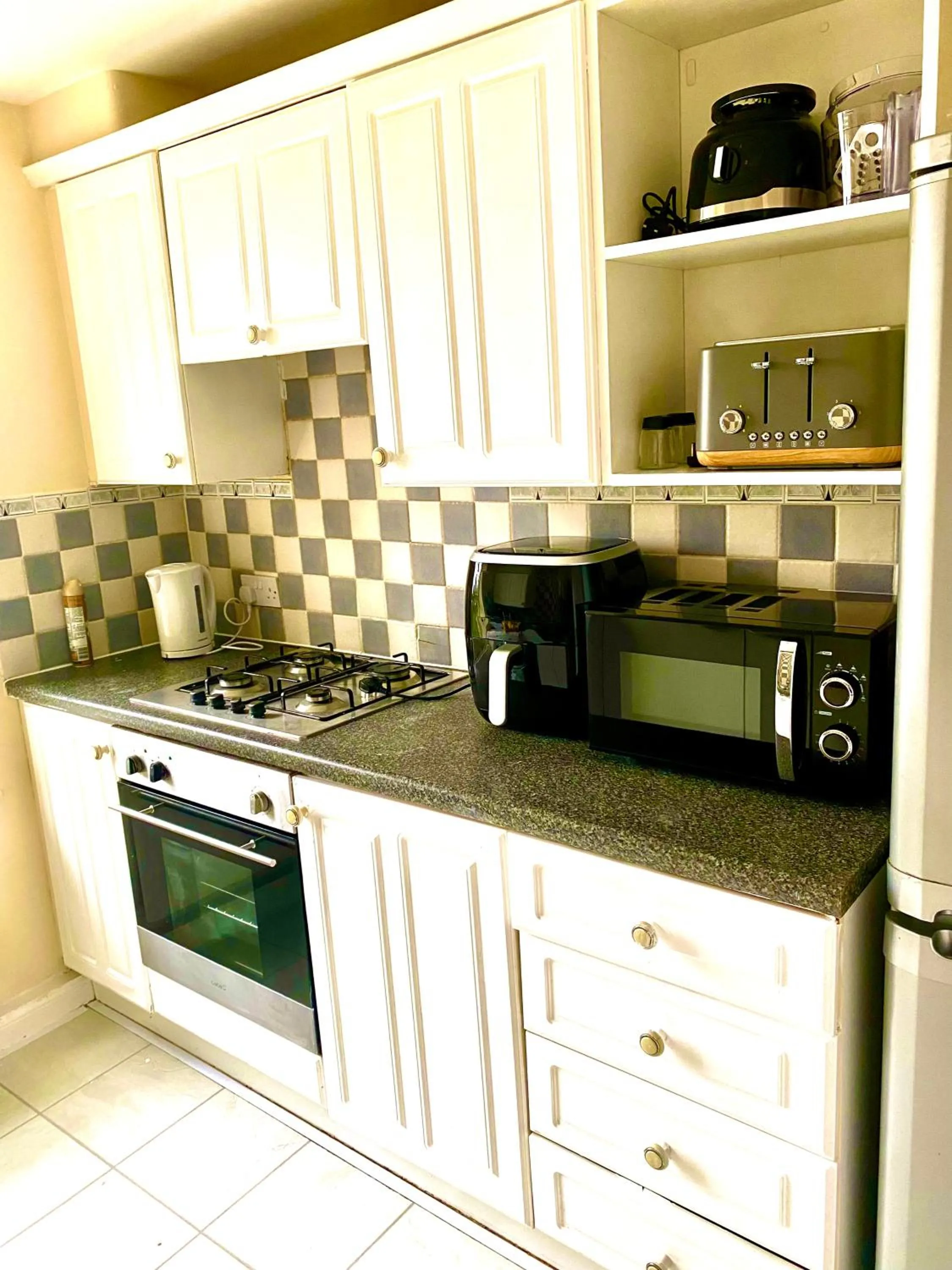 Kitchen or kitchenette in Impeccable 2-Bed Apartment in London