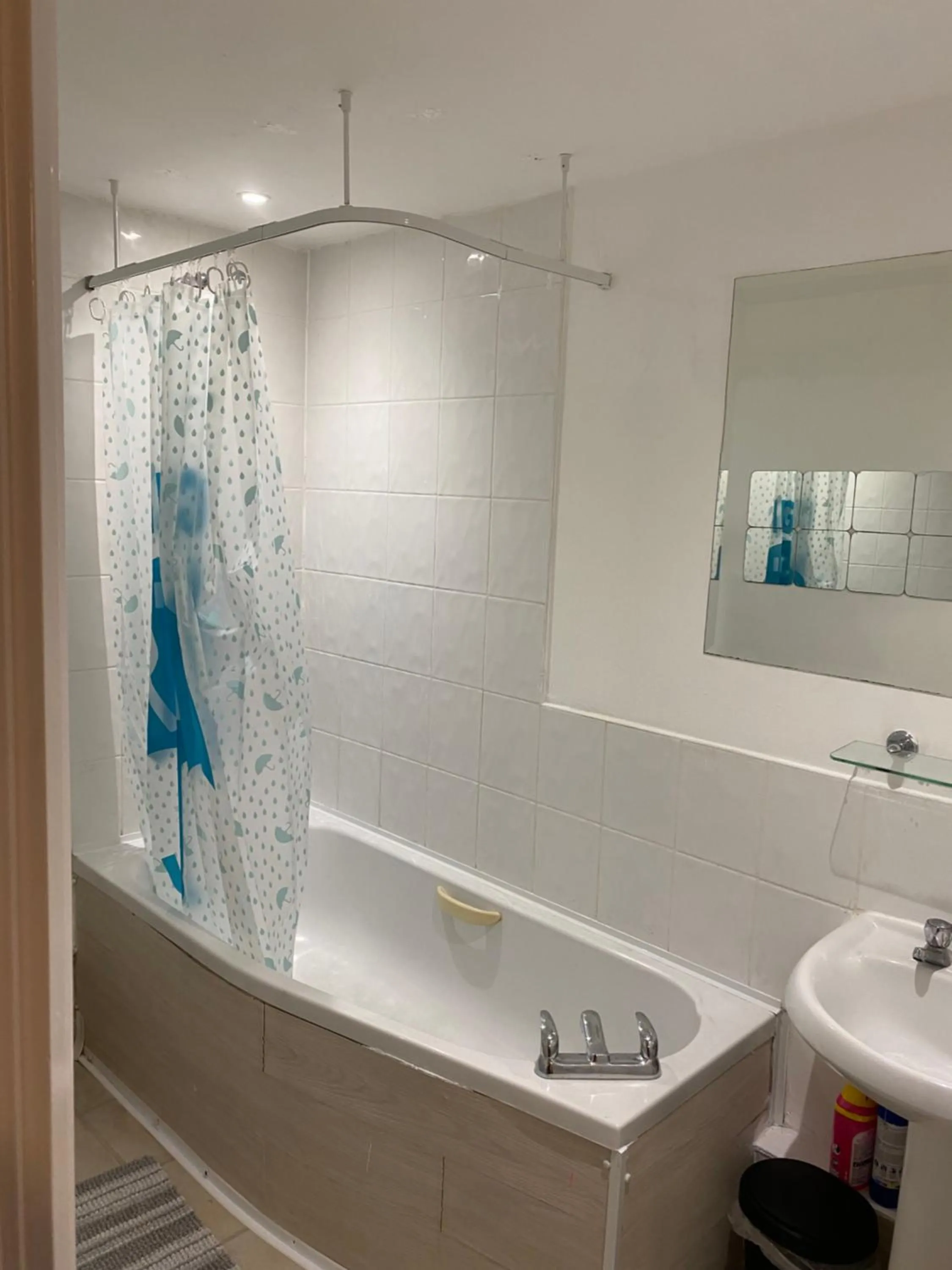 Bathroom in Impeccable 2-Bed Apartment in London