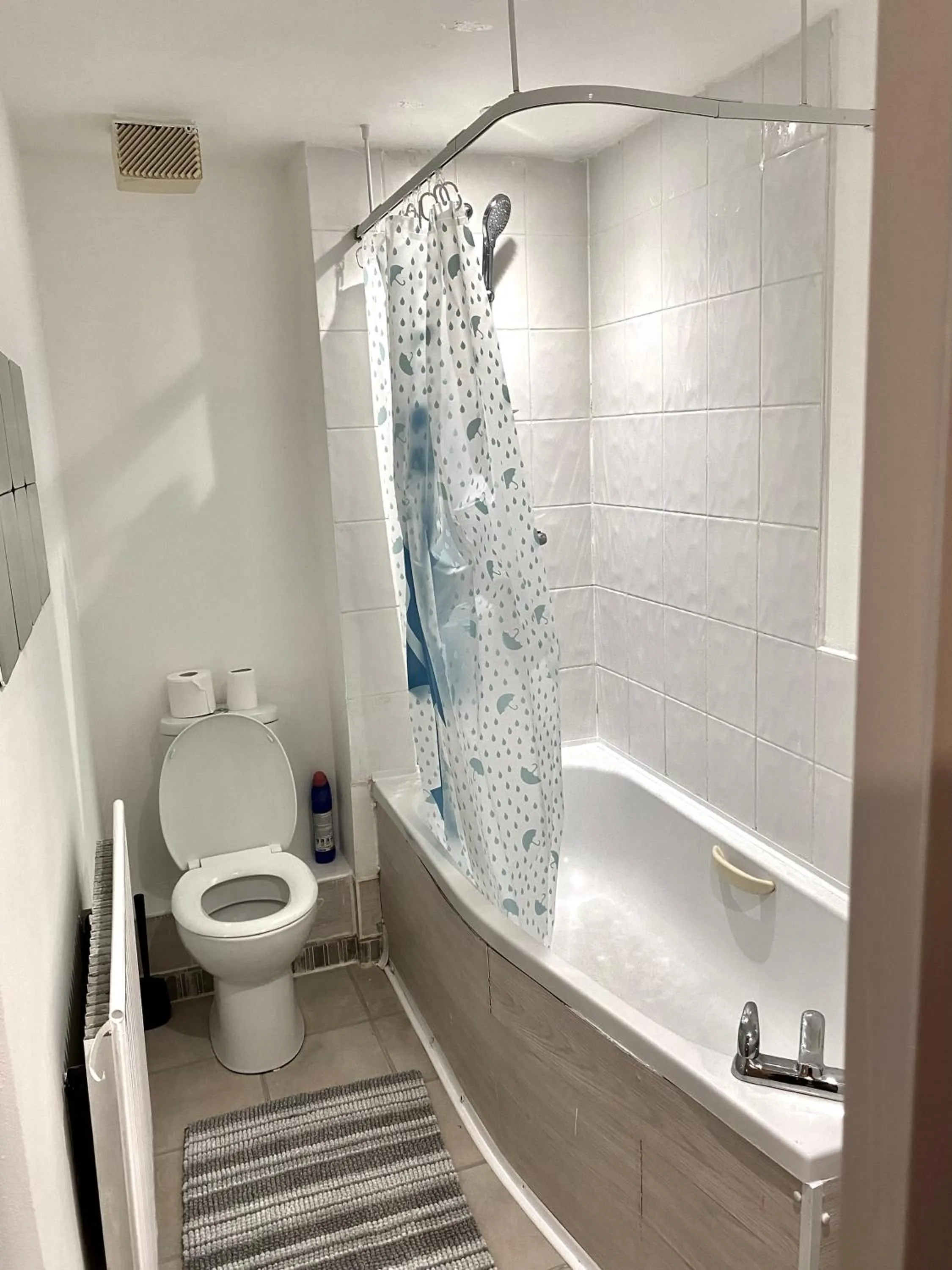 Bathroom in Impeccable 2-Bed Apartment in London