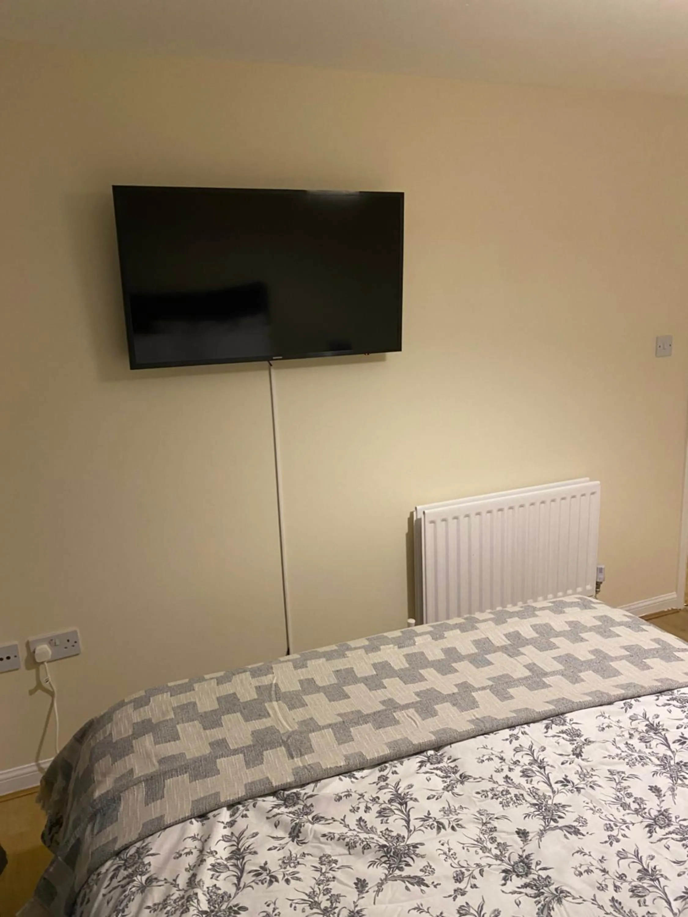 Bed in Impeccable 2-Bed Apartment in London