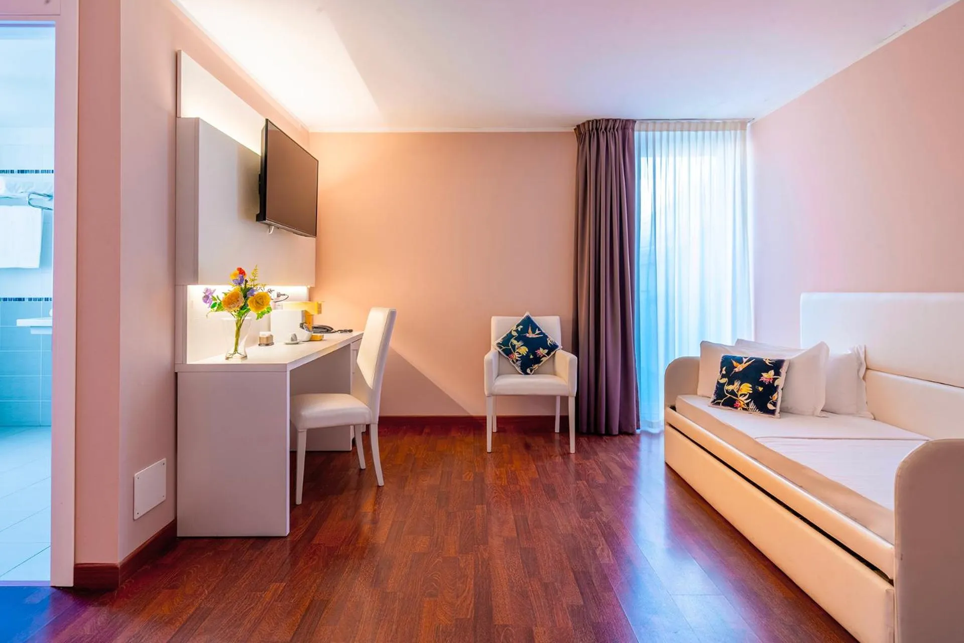 Living room, Bed in Hotel Formula Int. & Puravita SPA