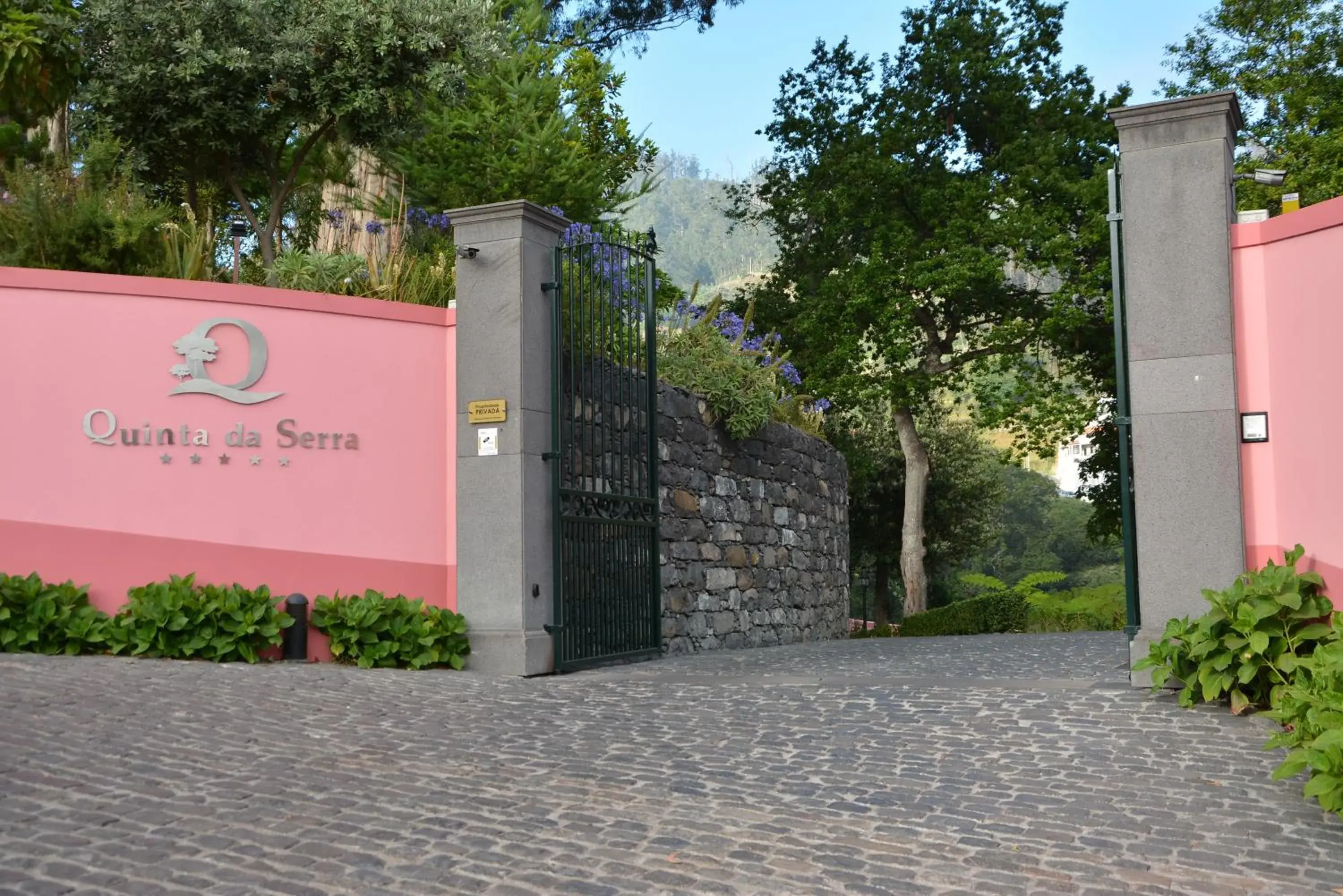 Facade/entrance in BIO Hotel - Hotel Quinta da Serra Facade/entrance in BIO Hotel - Hotel Quinta da Serra