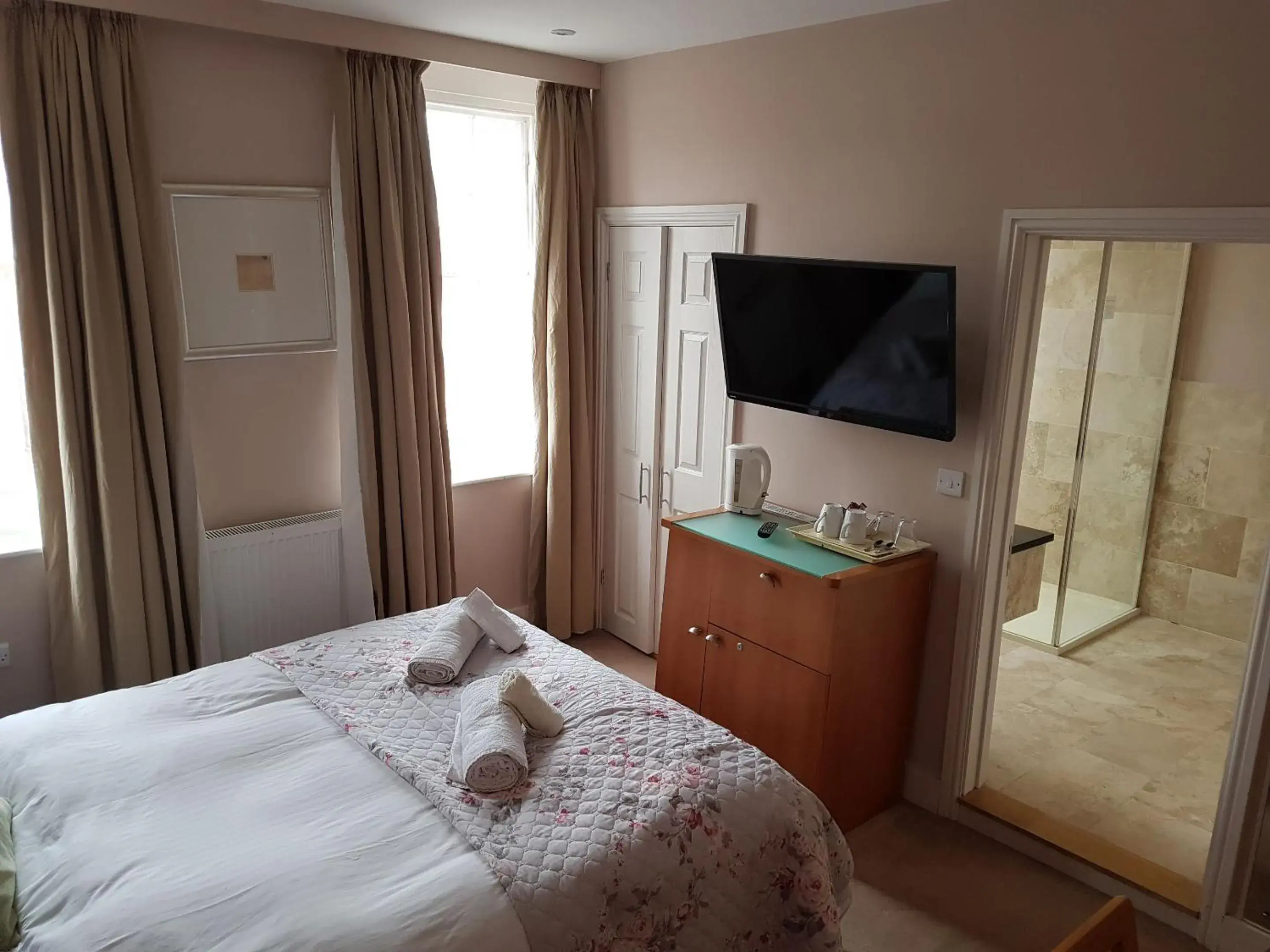 Bed in The Antelope at Upavon Bed in The Antelope at Upavon