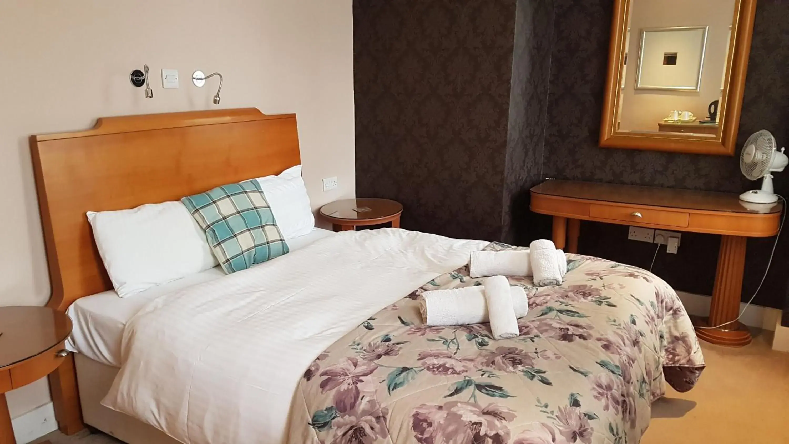 Bed in The Antelope at Upavon Bed in The Antelope at Upavon