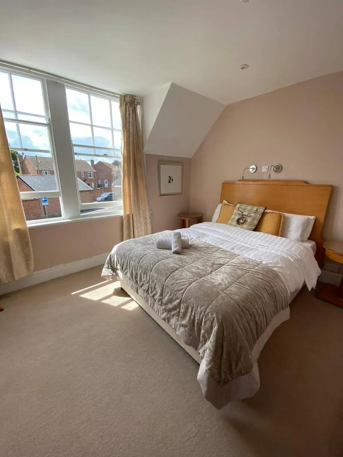 Bed in The Antelope at Upavon Bed in The Antelope at Upavon