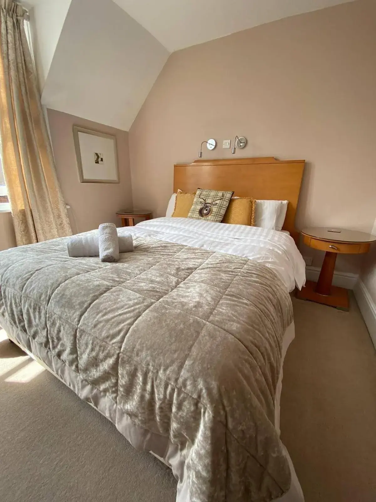 Bed in The Antelope at Upavon Bed in The Antelope at Upavon