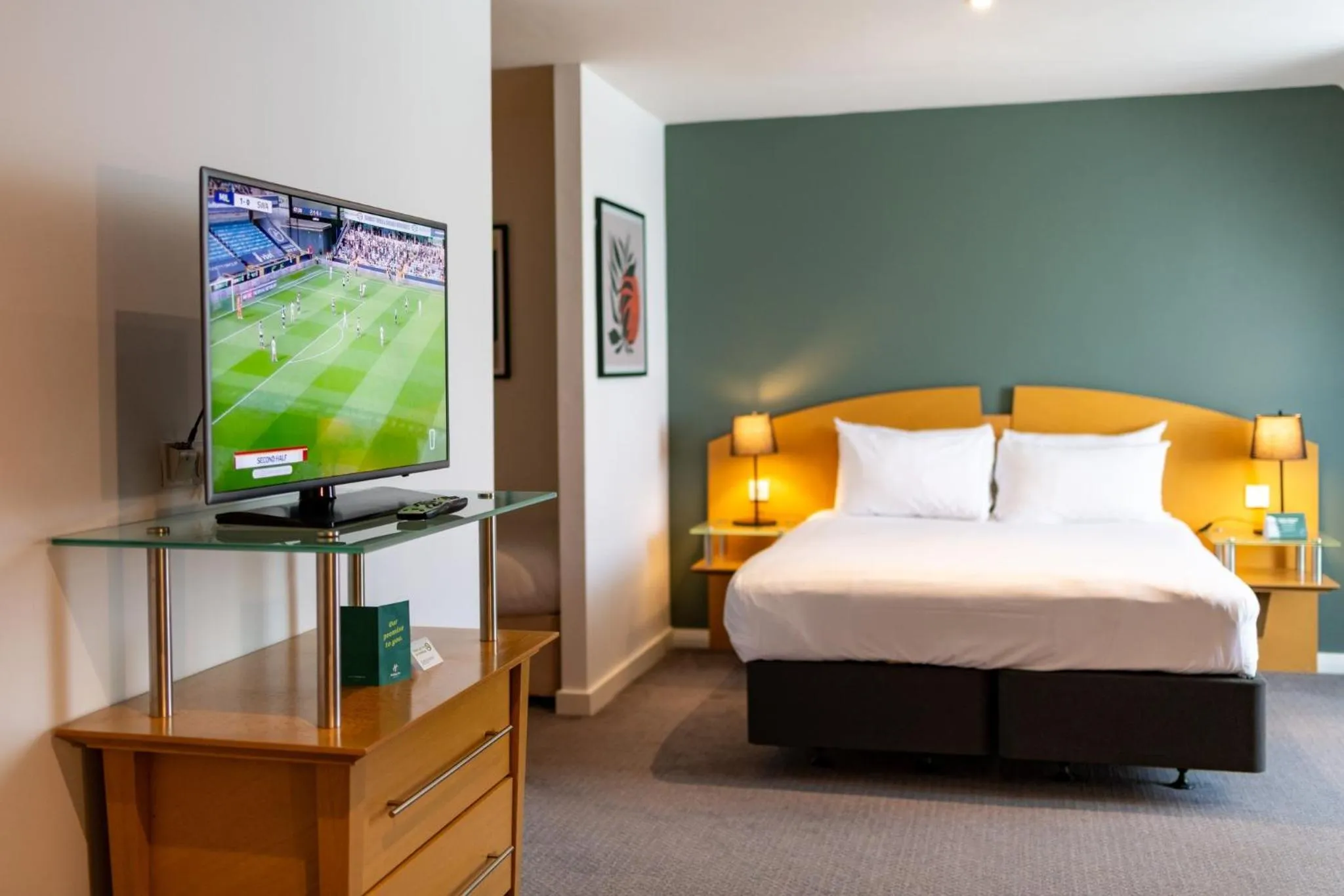 Bed in Holiday Inn Ashford - North A20 by IHG