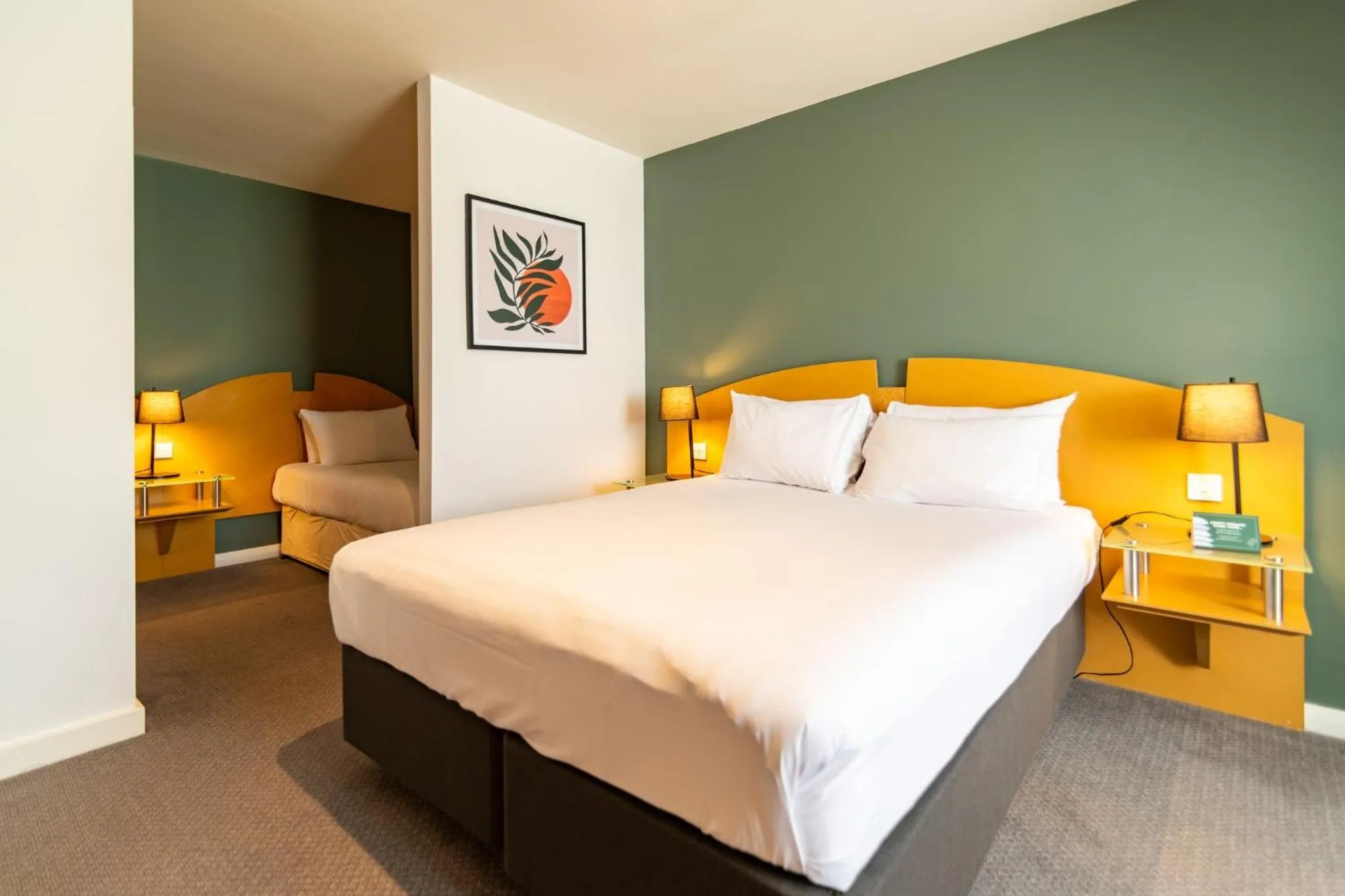 Bed in Holiday Inn Ashford - North A20 by IHG