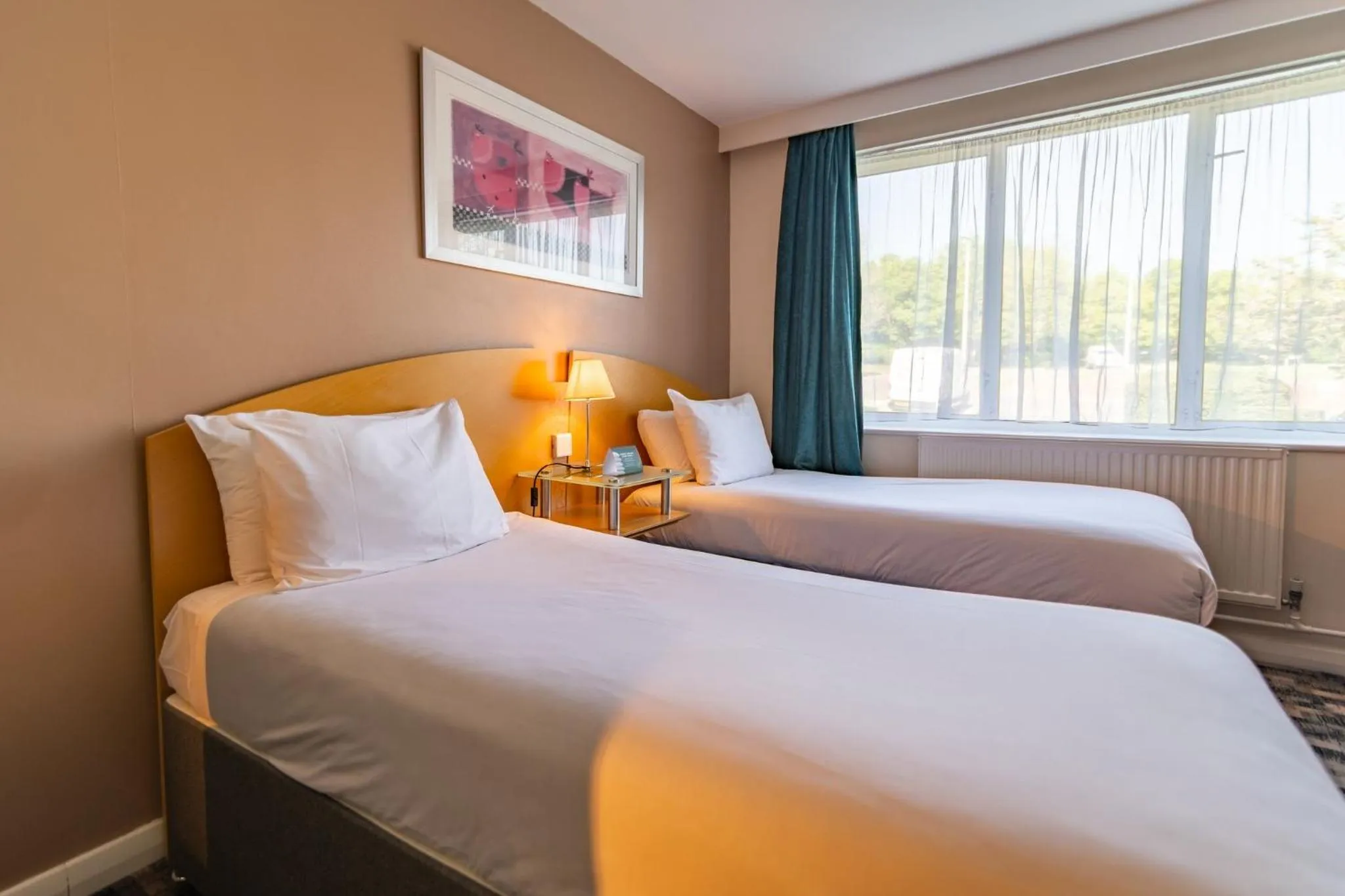 Bed in Holiday Inn Ashford - North A20 by IHG
