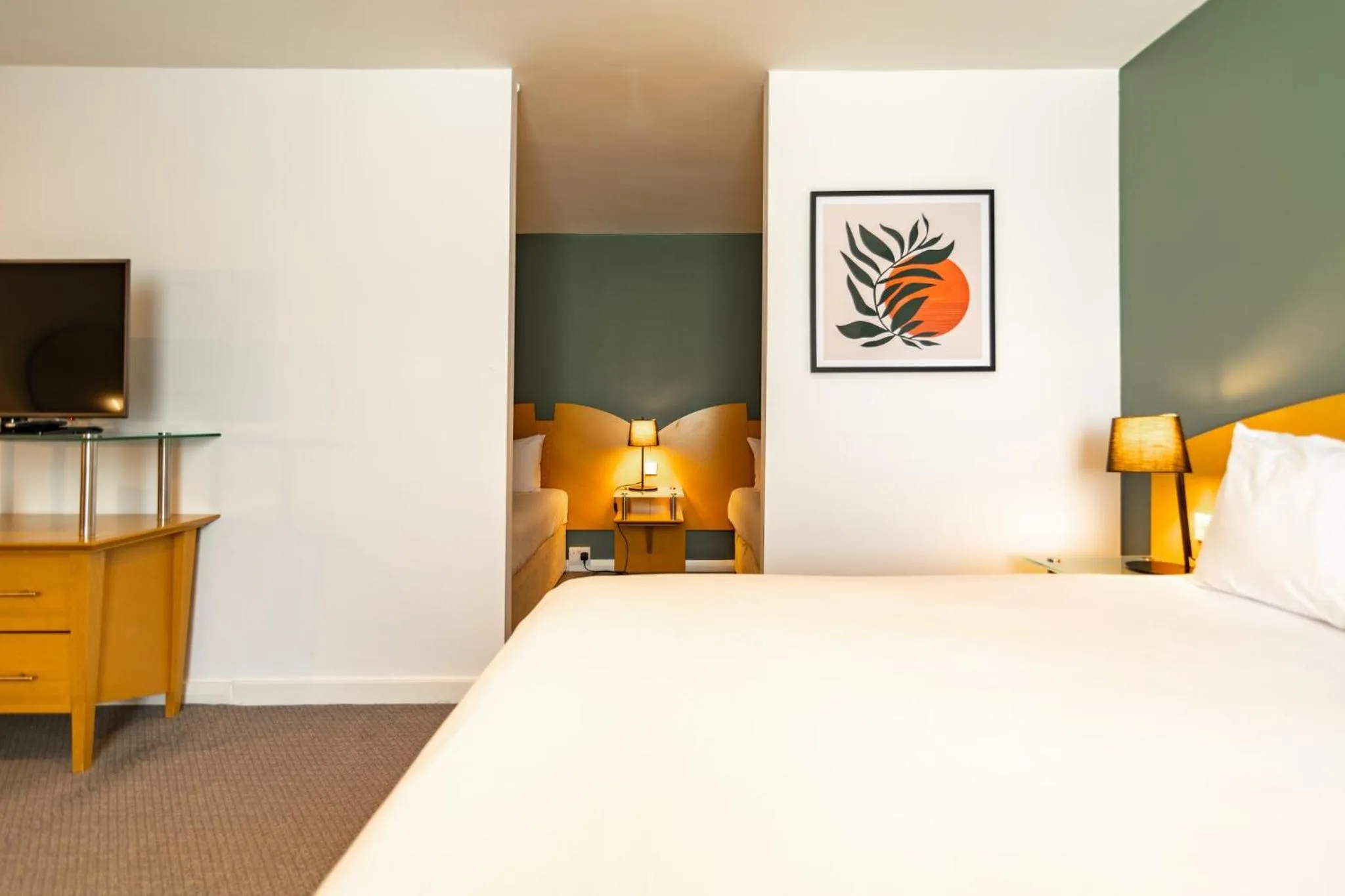 Bed in Holiday Inn Ashford - North A20 by IHG