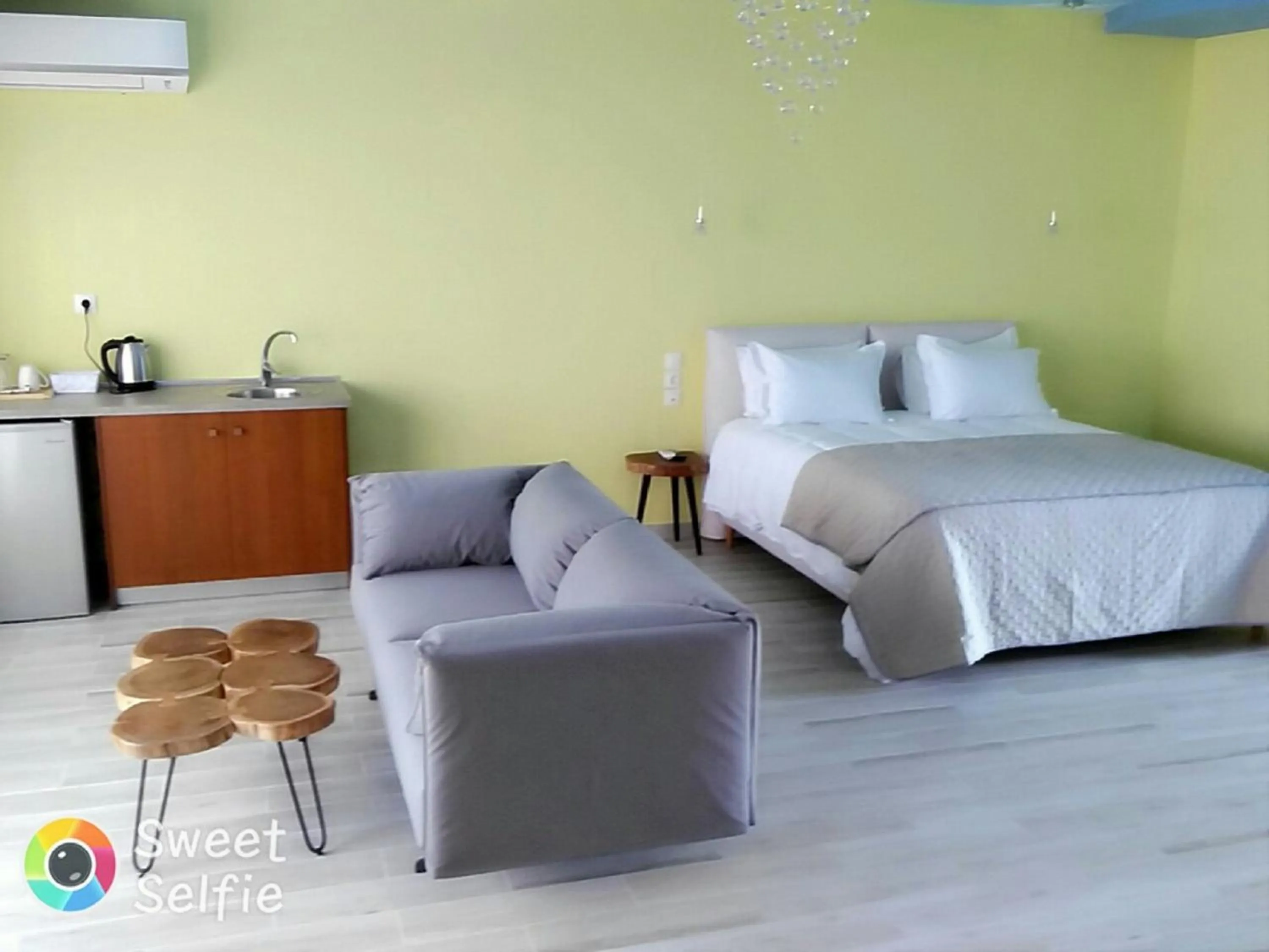 Photo of the whole room, Bed in Haven Beach