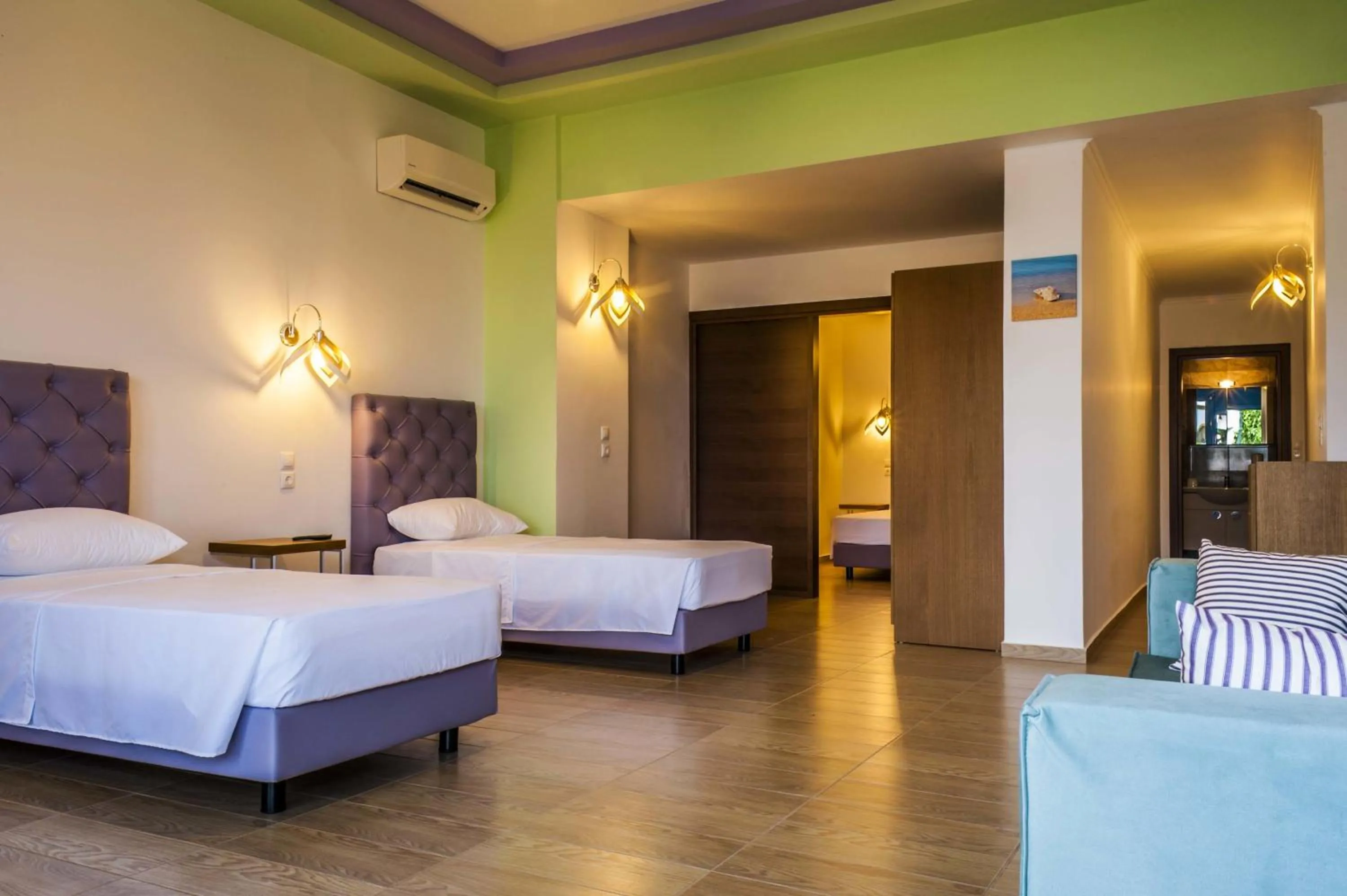 Photo of the whole room, Bed in Haven Beach