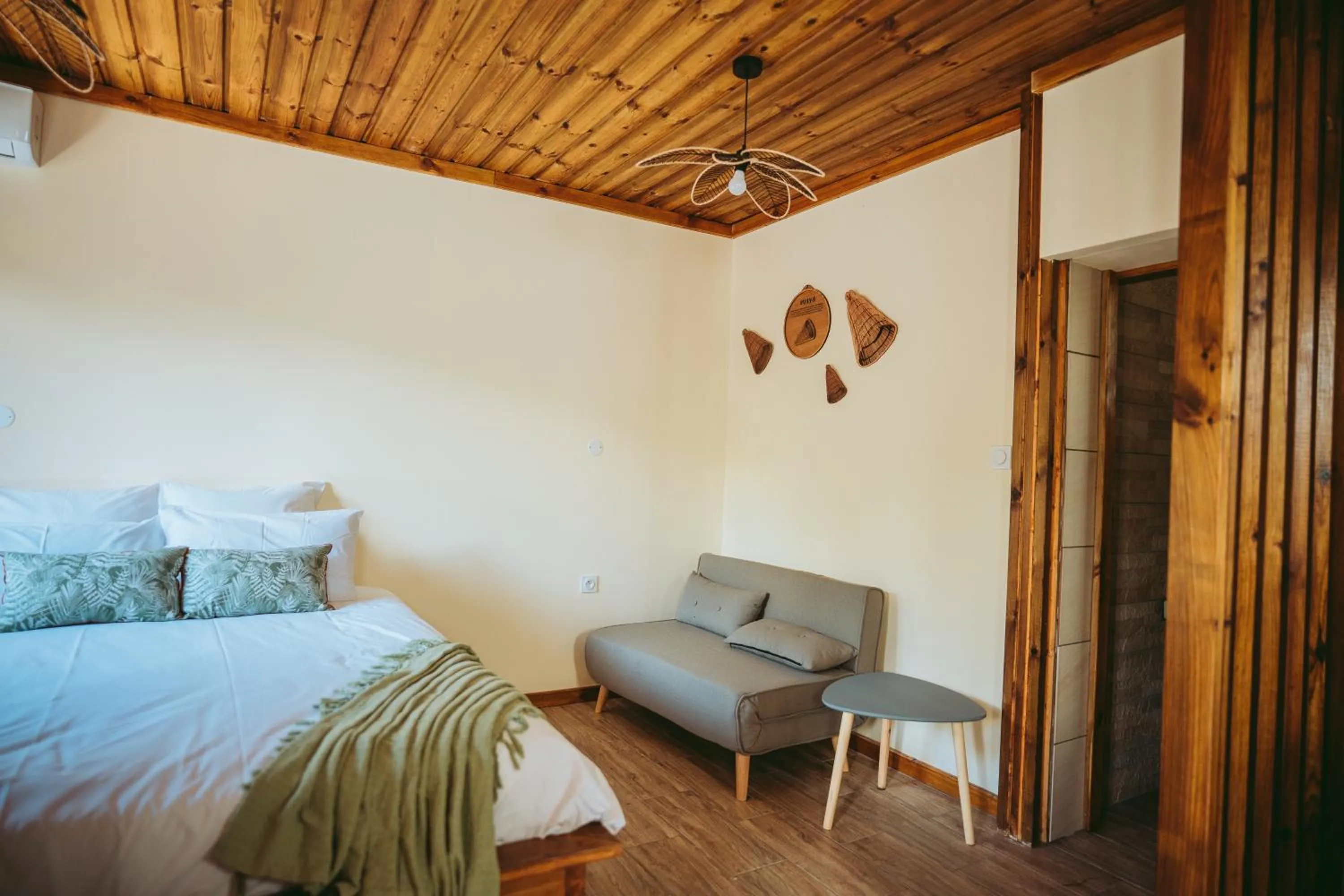 Bed in L'Auberge Créole