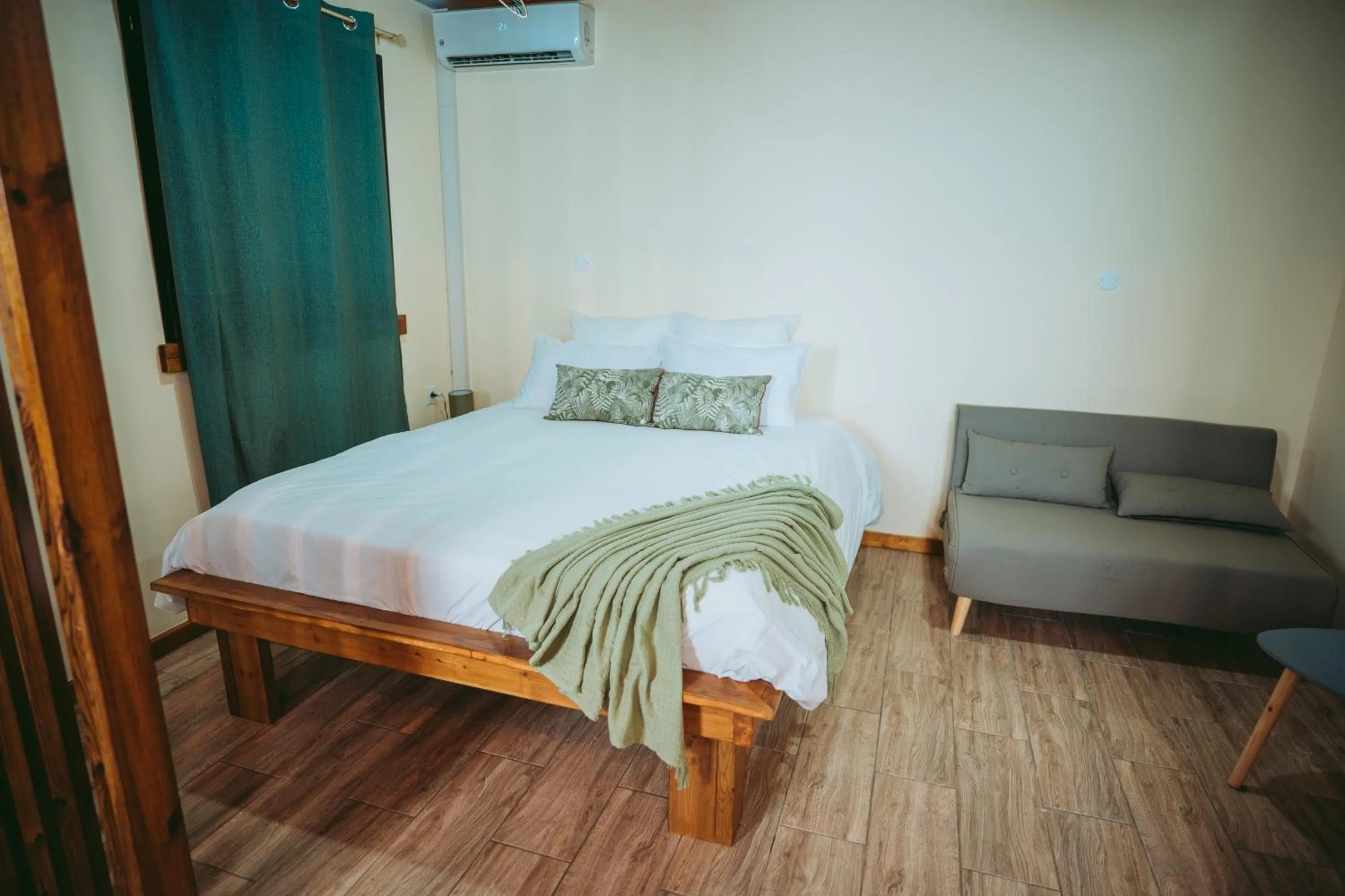 Bed in L'Auberge Créole