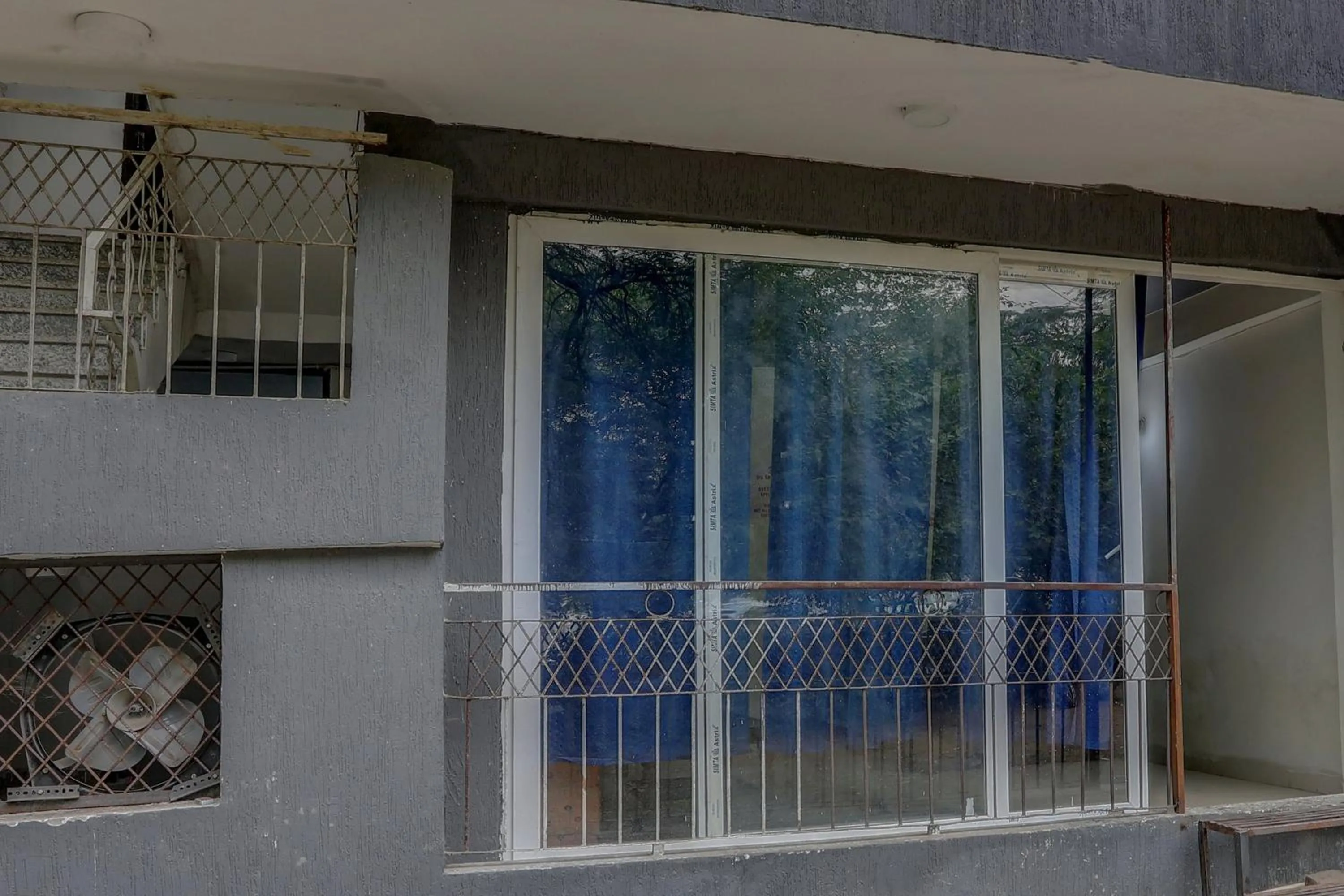 Facade/entrance in Hotel O by OYO the royal villa