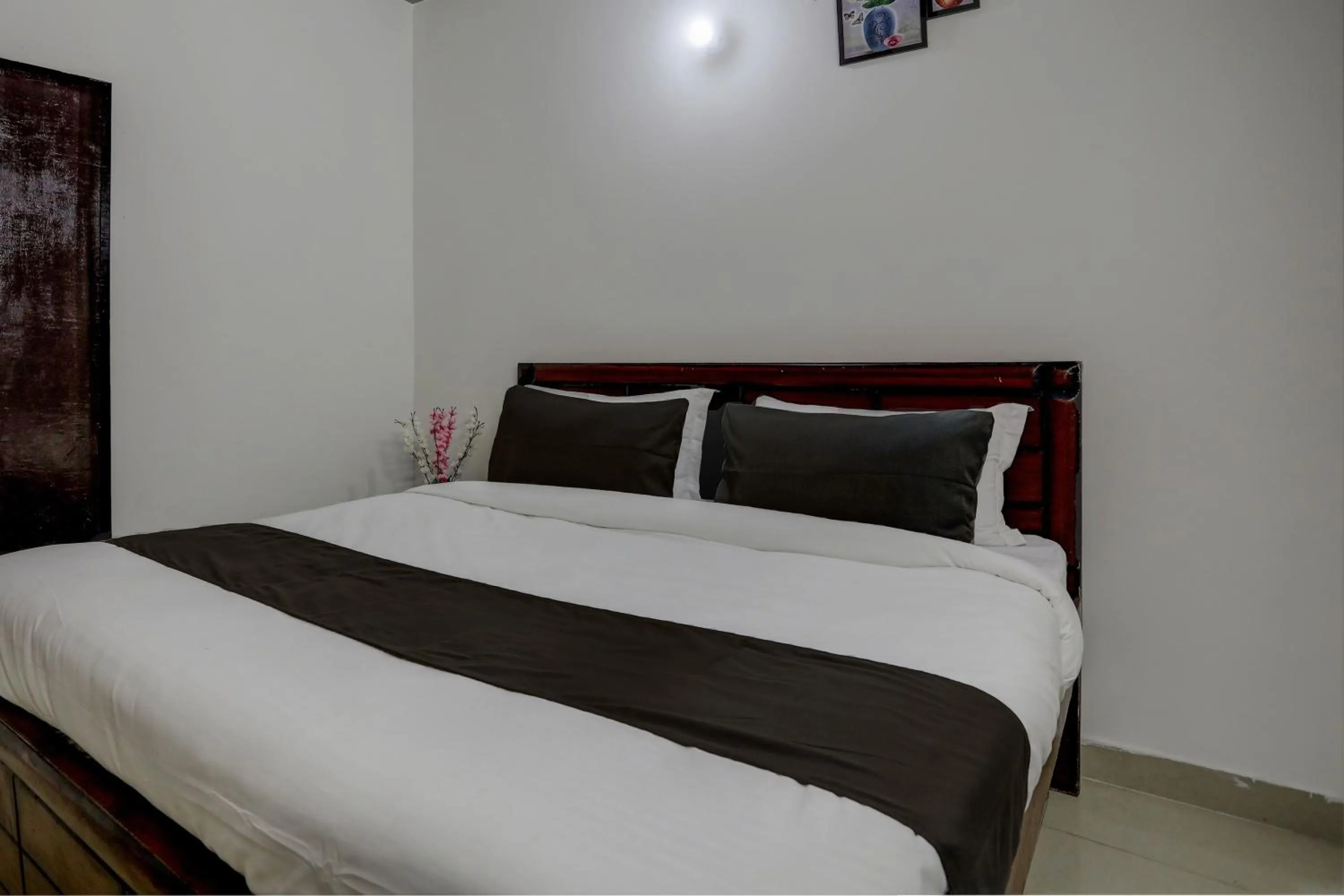 Bedroom, Bed in Hotel O by OYO the royal villa
