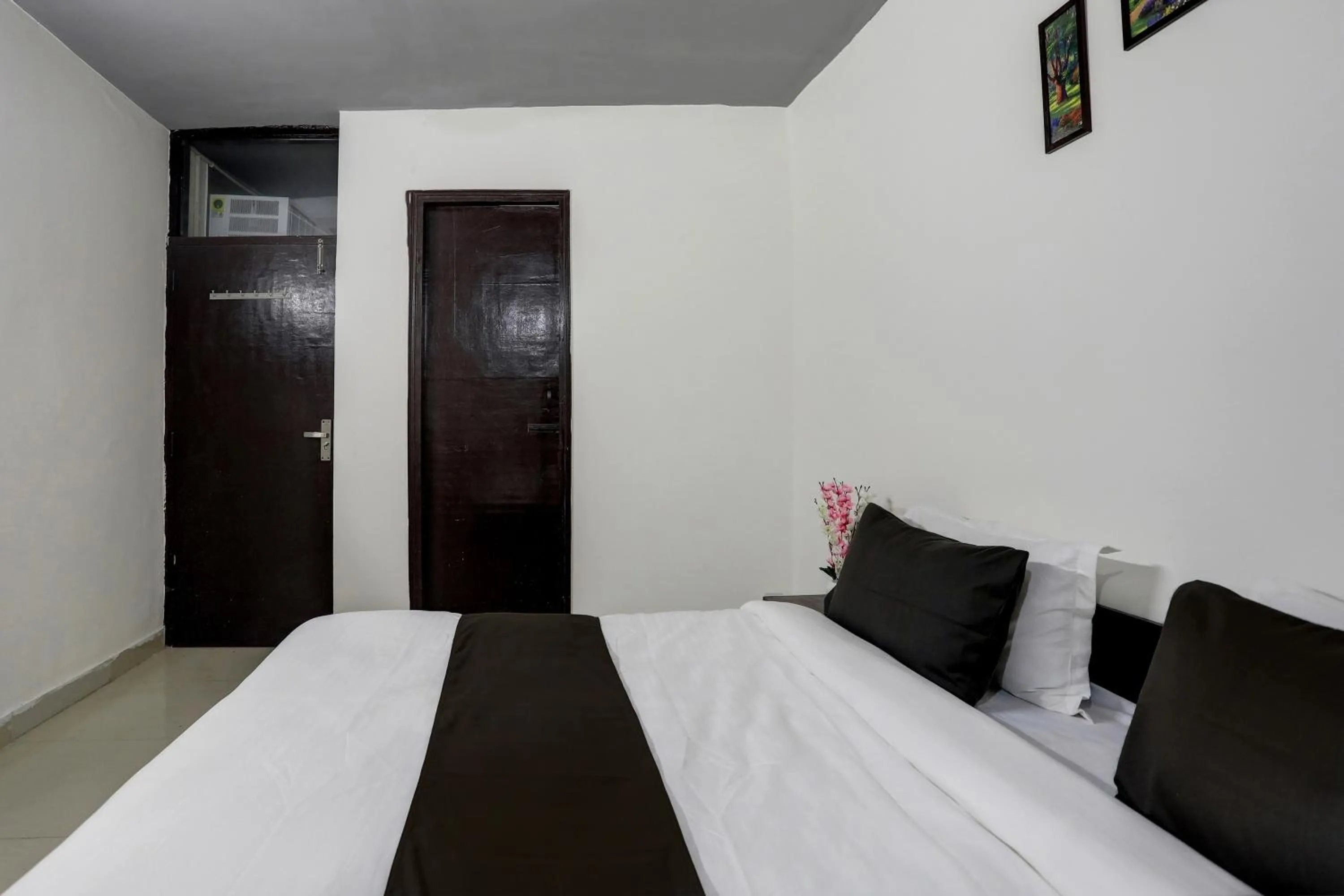 Facade/entrance, Bed in Hotel O by OYO the royal villa