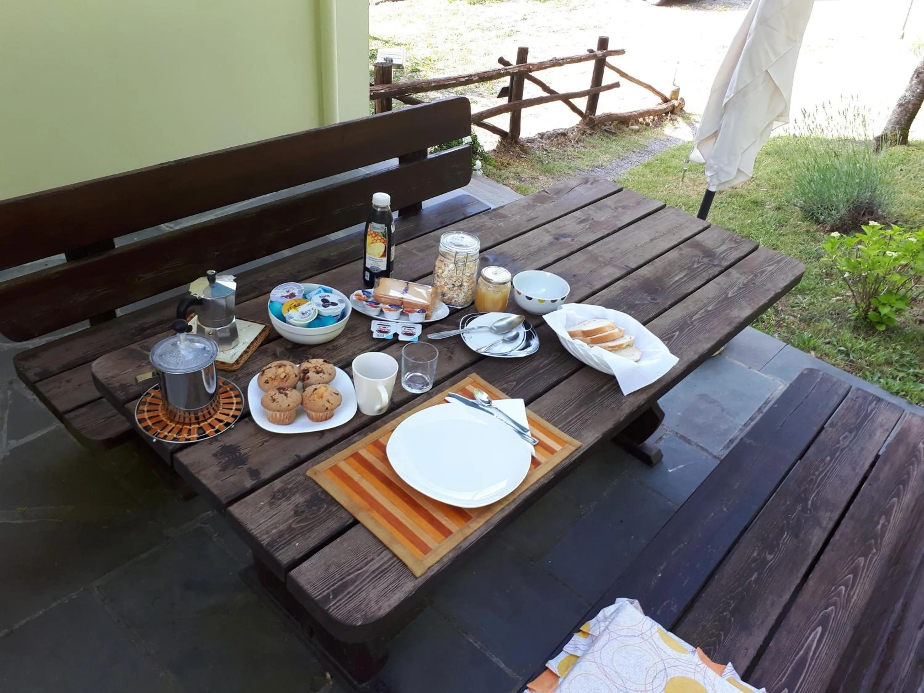 Restaurant/places to eat in Tolasudolsa Rooms, Breakfast & Mountain Bike