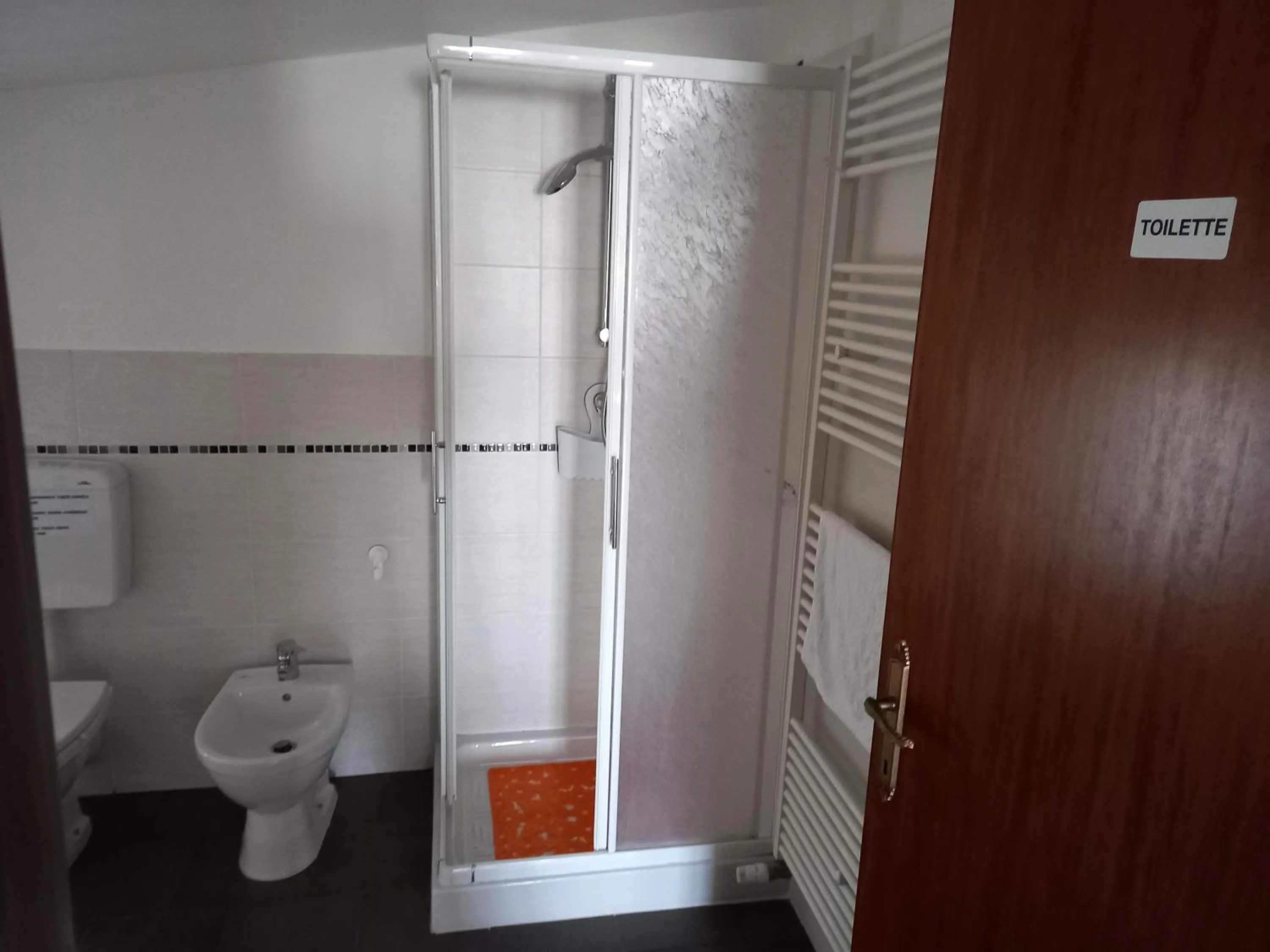 Bathroom in Tolasudolsa Rooms, Breakfast & Mountain Bike