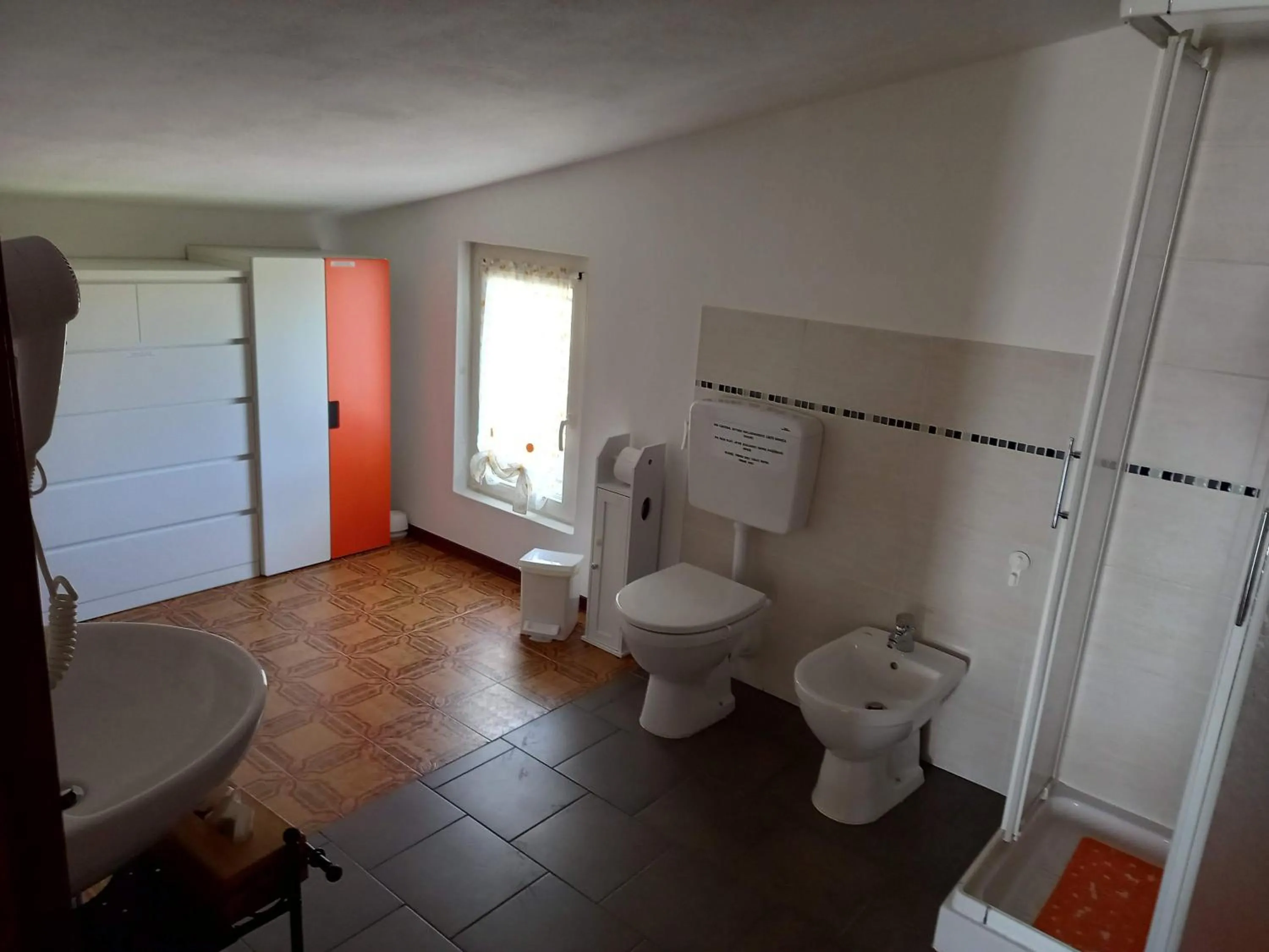 Bathroom in Tolasudolsa Rooms, Breakfast & Mountain Bike