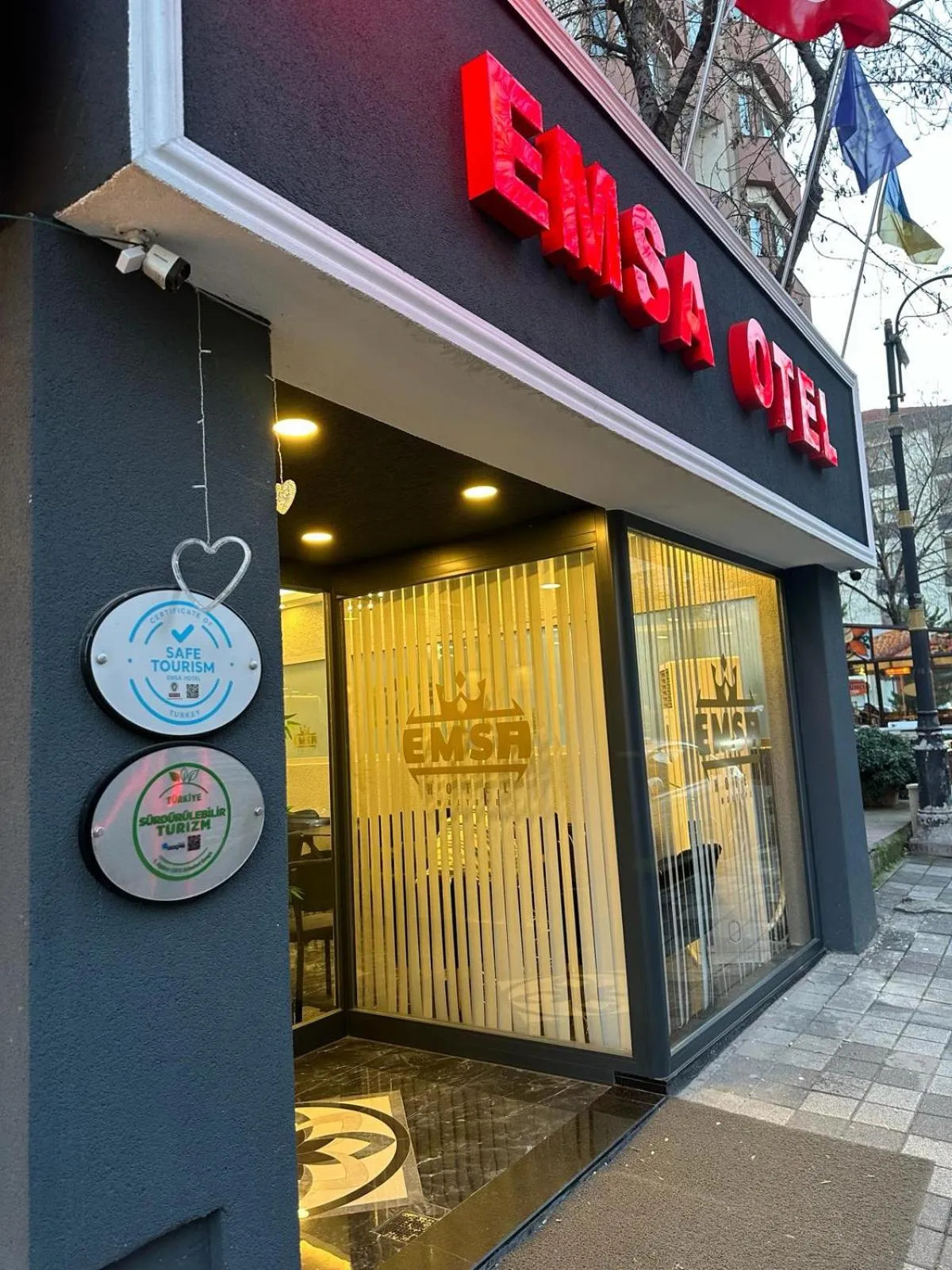 Property building in Emsa Otel Maltepedeki Eviniz