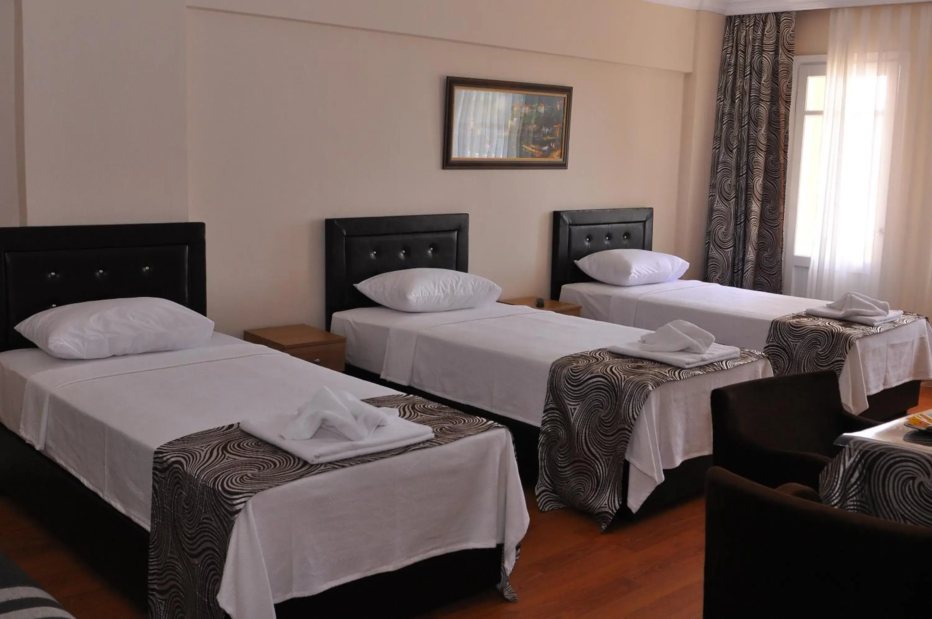 Standard Quadruple Room with Balcony in Emsa Otel Maltepedeki Eviniz Standard Quadruple Room with Balcony in Emsa Otel Maltepedeki Eviniz