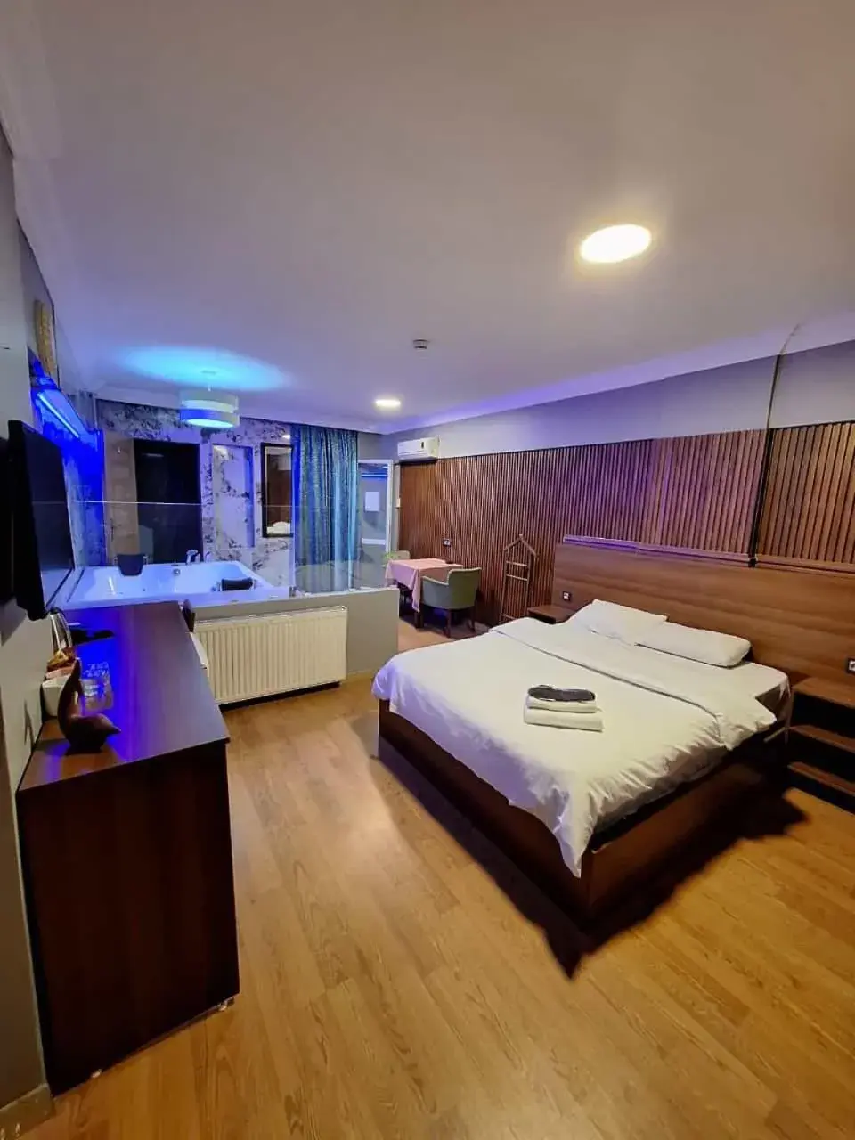 Standard Quadruple Room with Balcony in Emsa Otel Maltepedeki Eviniz Standard Quadruple Room with Balcony in Emsa Otel Maltepedeki Eviniz