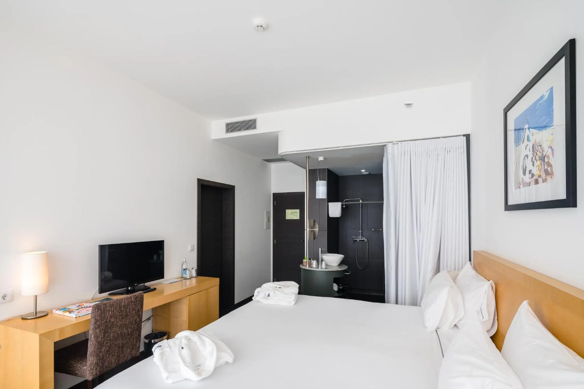 Toilet, Bed in Boticas Hotel Art & SPA