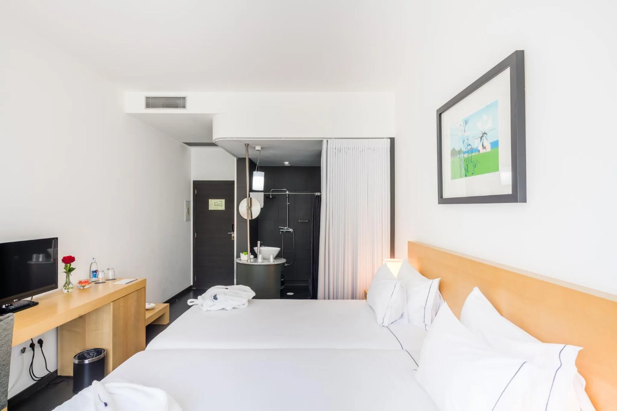 Toilet, Bed in Boticas Hotel Art & SPA