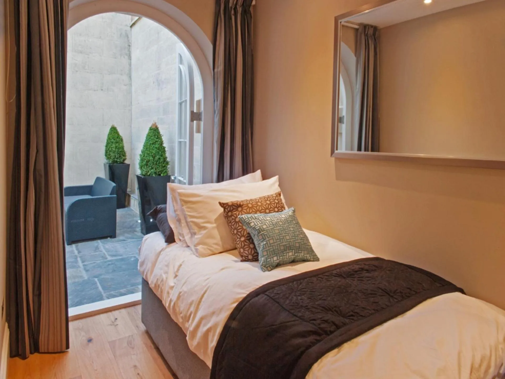 Bedroom, Bed in Bath Circle