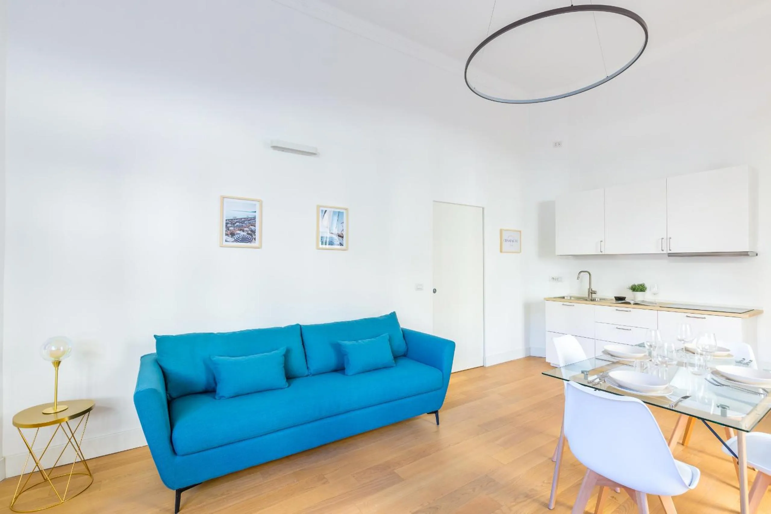 Communal lounge/ TV room in Piazza Amedeo Stylish Apartment by Wonderful Italy