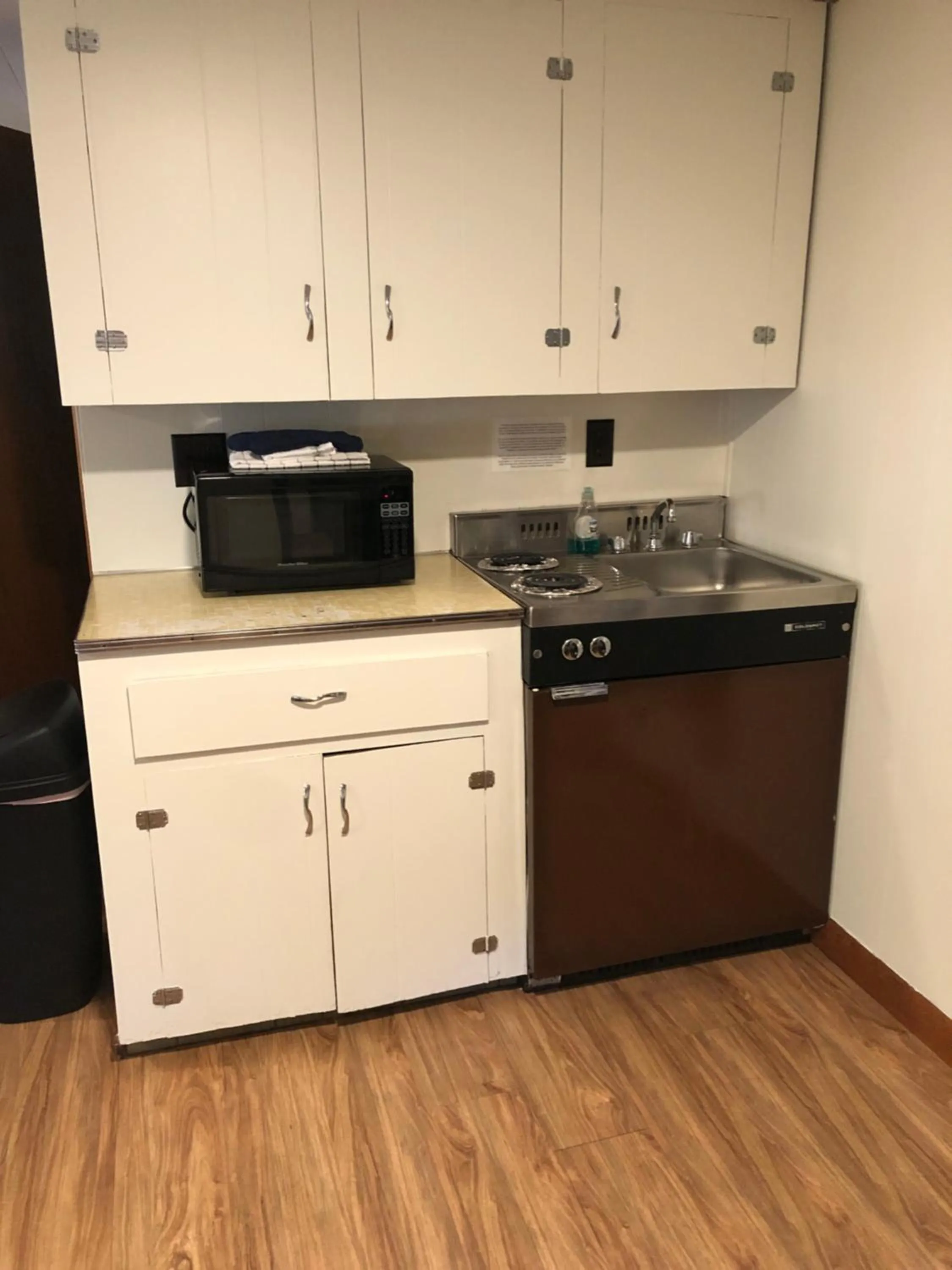 Kitchen or kitchenette in Marcotte Motor Court