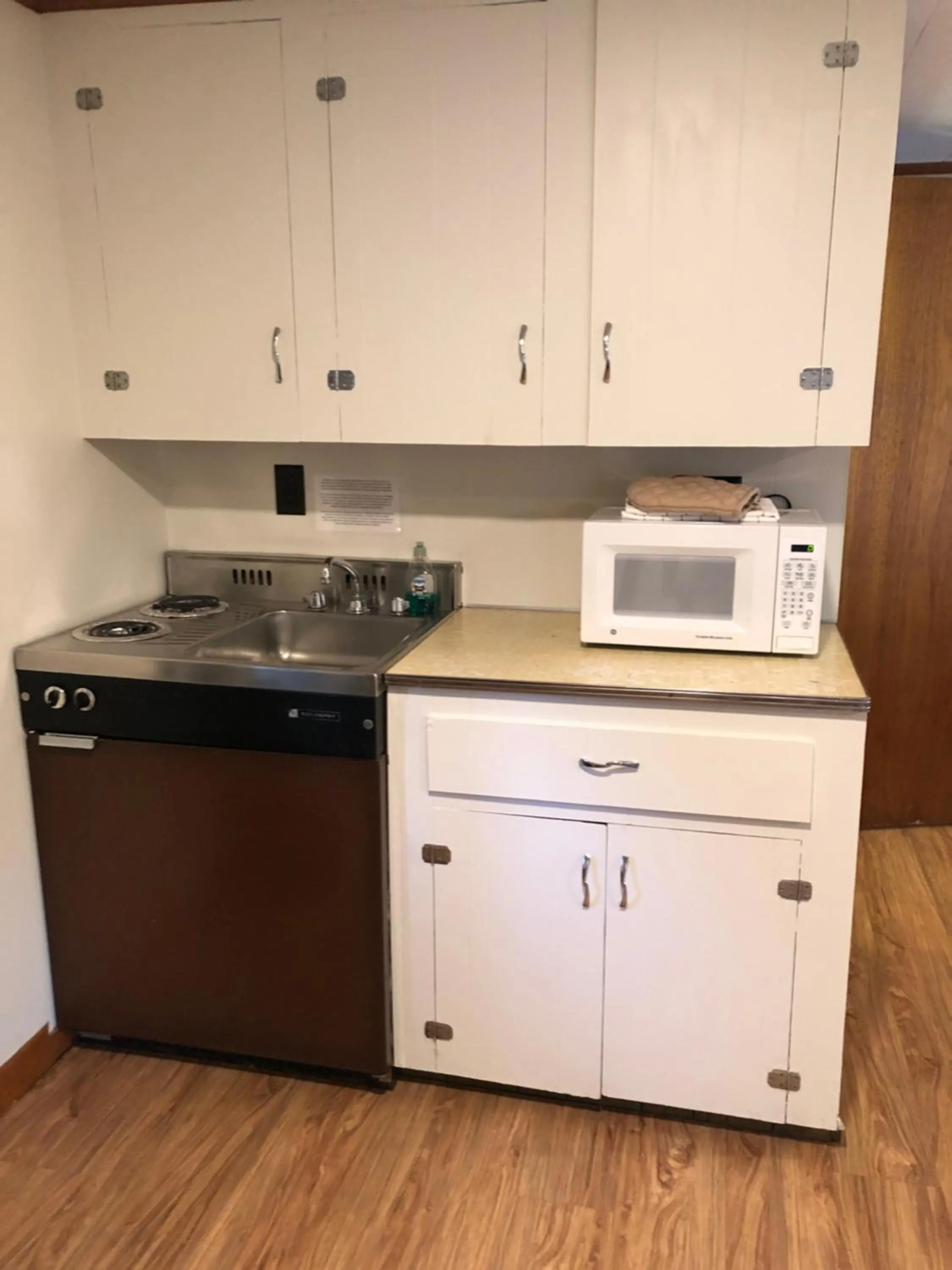 Kitchen or kitchenette in Marcotte Motor Court