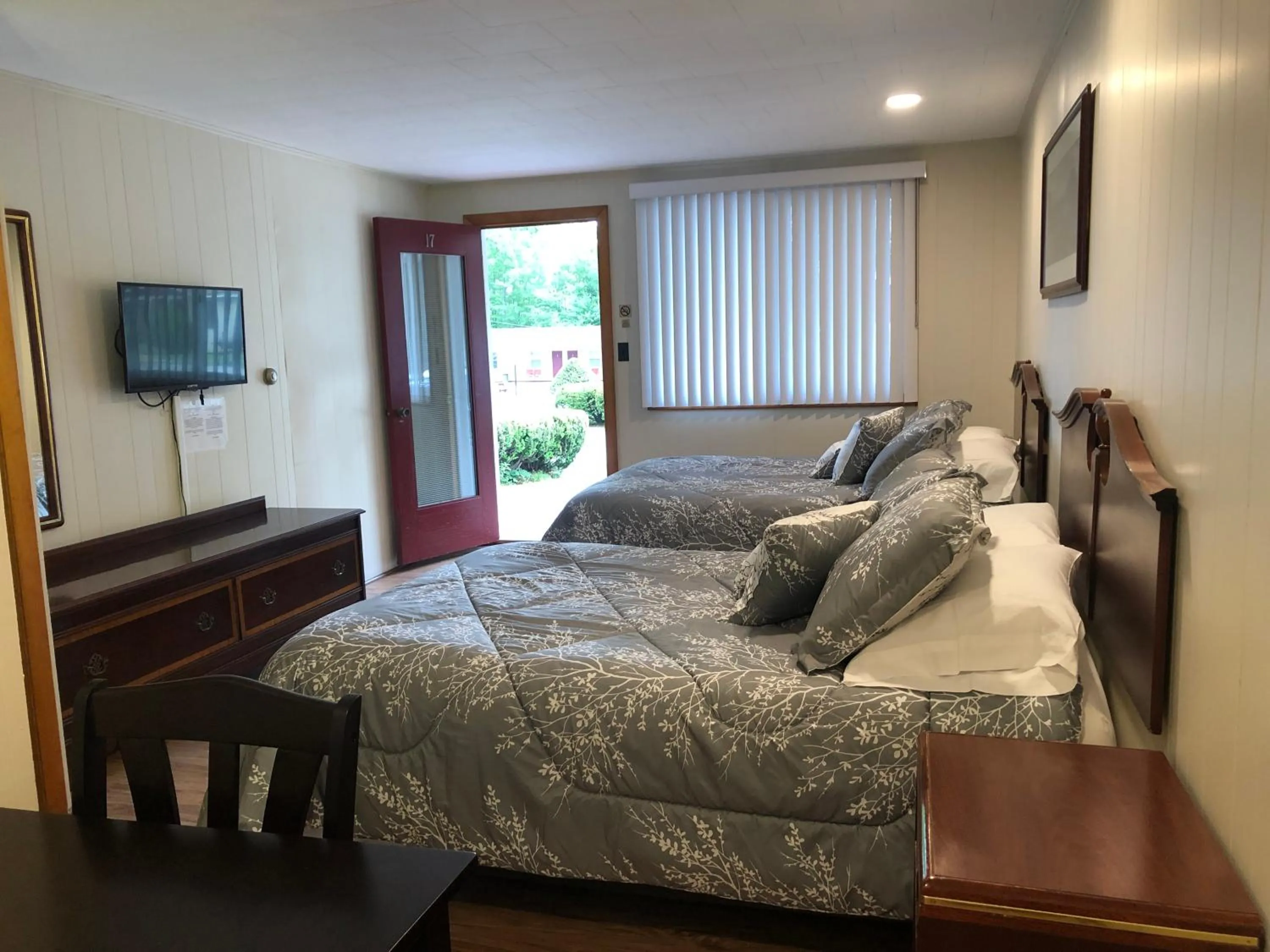 Photo of the whole room in Marcotte Motor Court