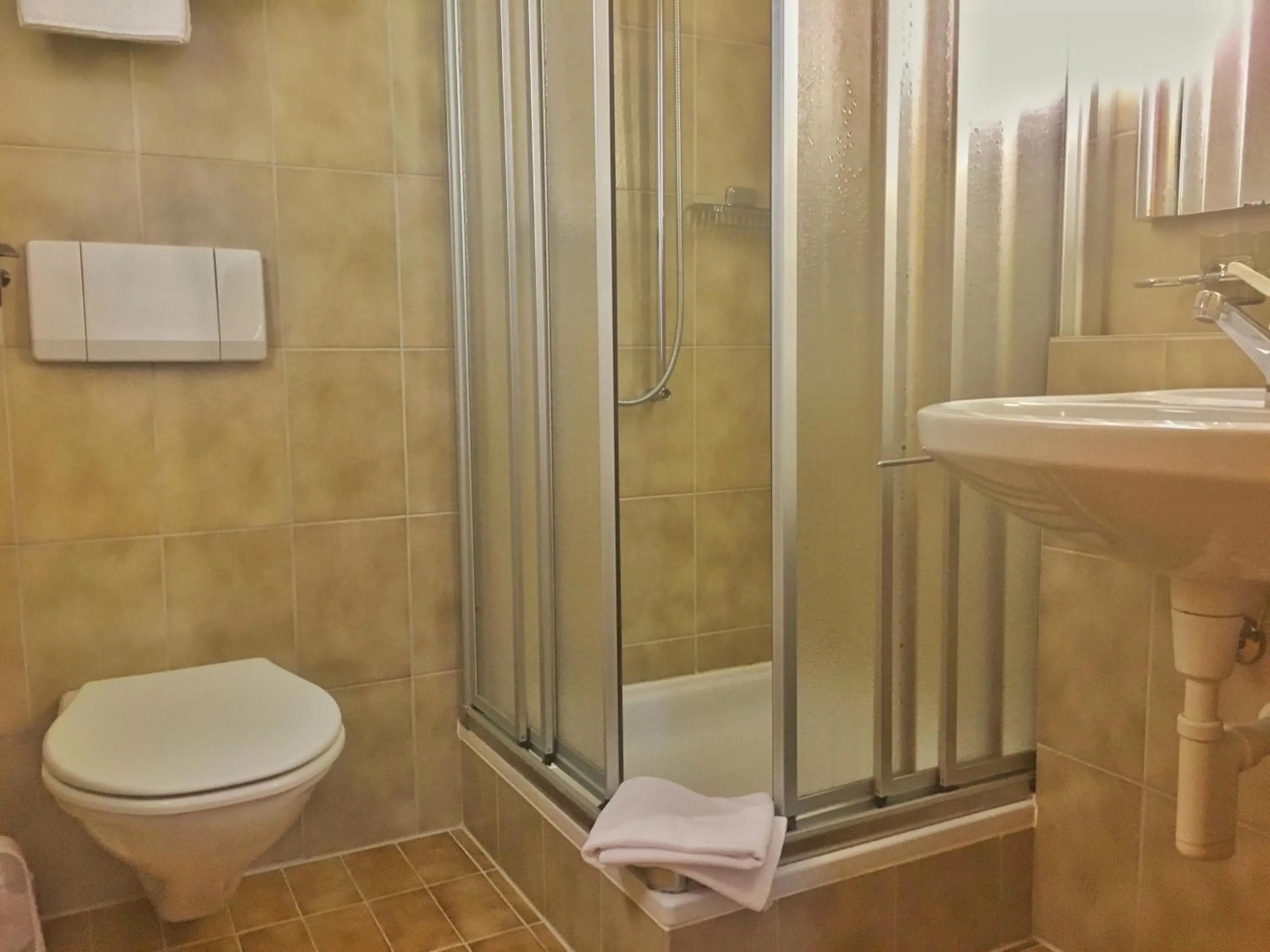 Shower in Hotel Saluver