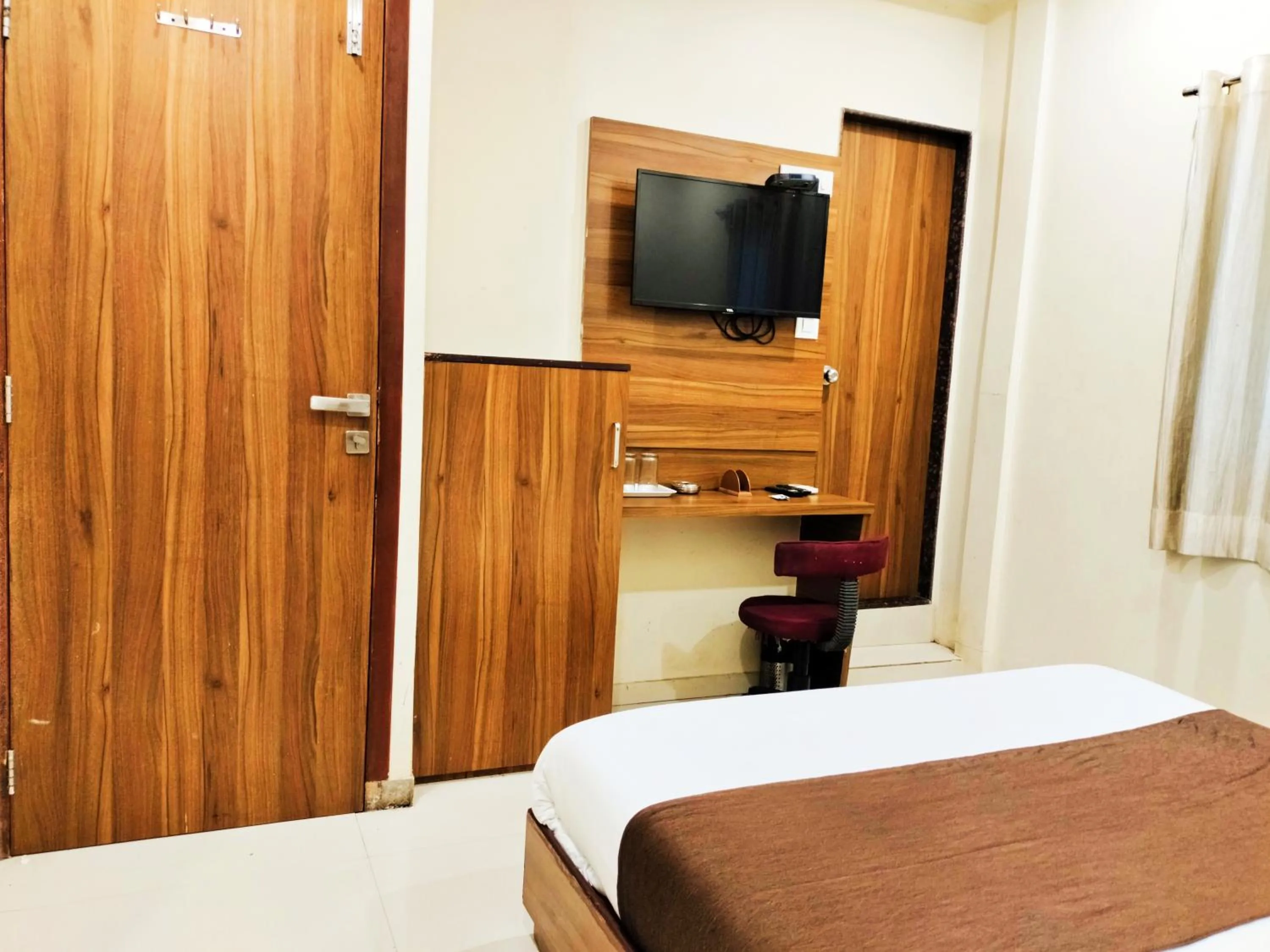 TV and multimedia, Bed in Hotel Avion Palace