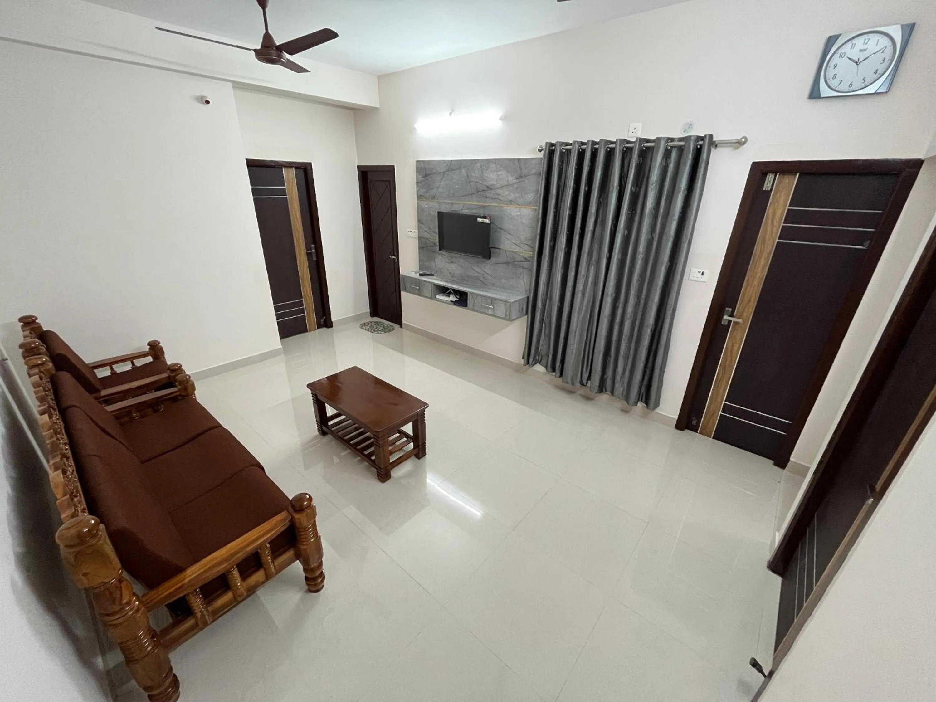 Communal lounge/ TV room in CM Stays Service Apartment - Near Chennai Airport - Pallavaram