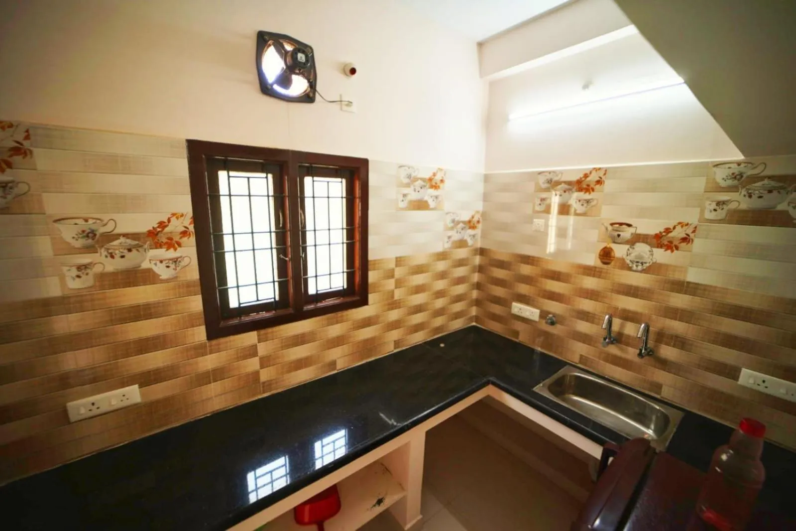 Kitchen or kitchenette in CM Stays Service Apartment - Near Chennai Airport - Pallavaram