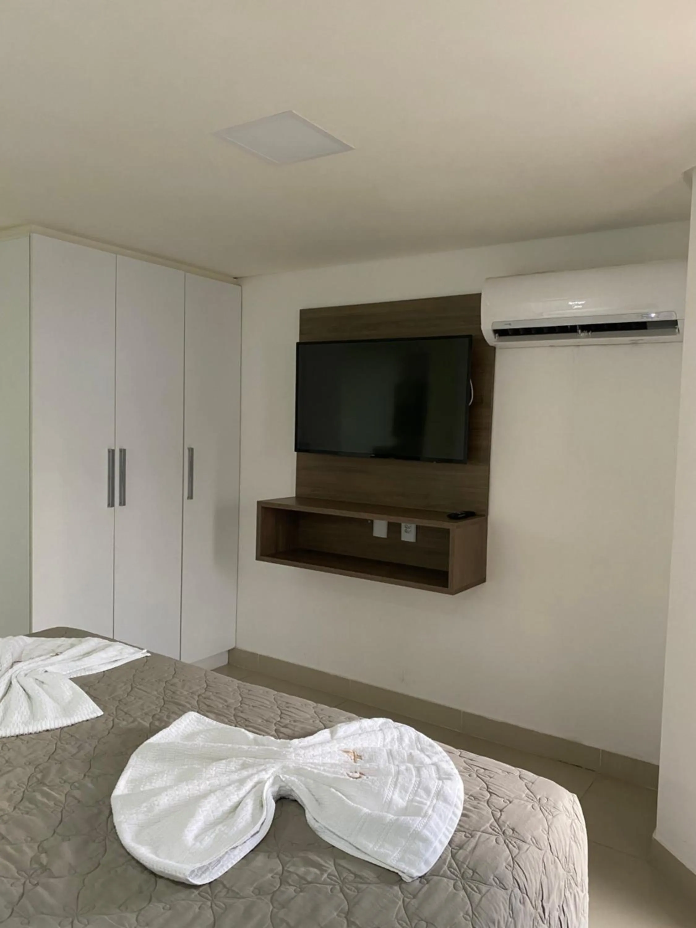 Bed in Gold Flat Cabo Branco