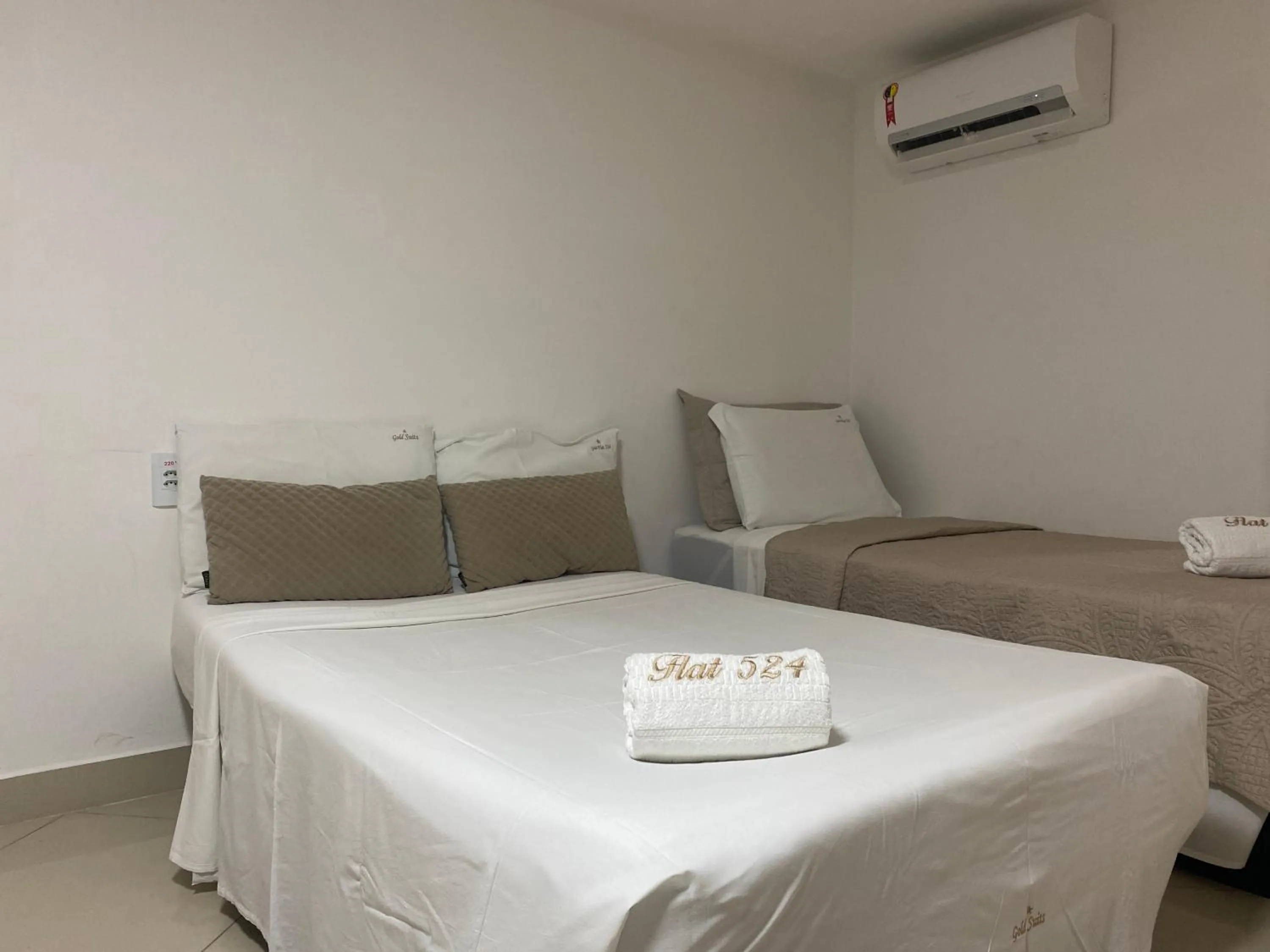 Bed in Gold Flat Cabo Branco