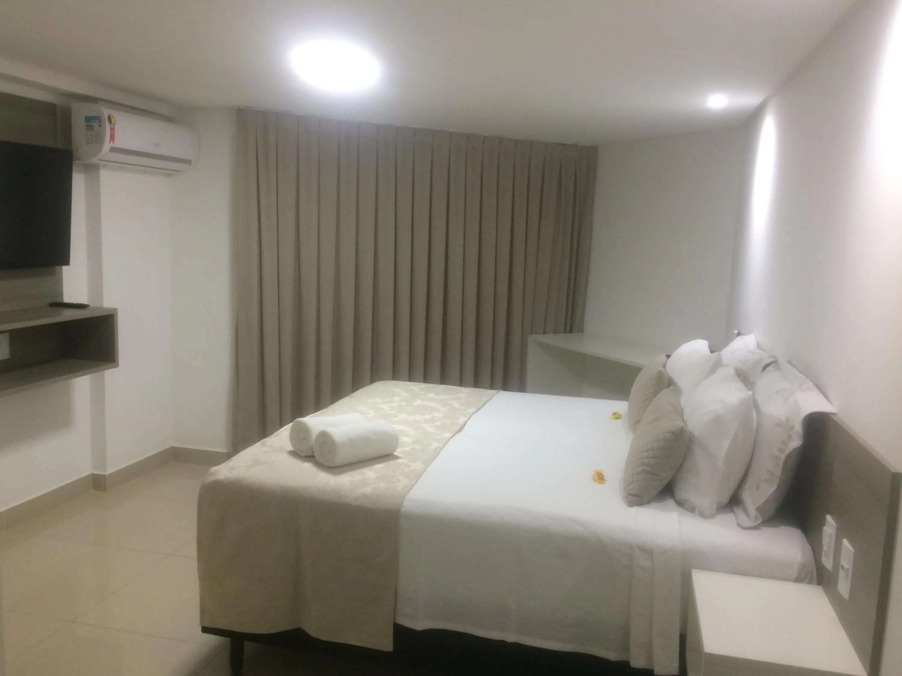 Bed in Gold Flat Cabo Branco