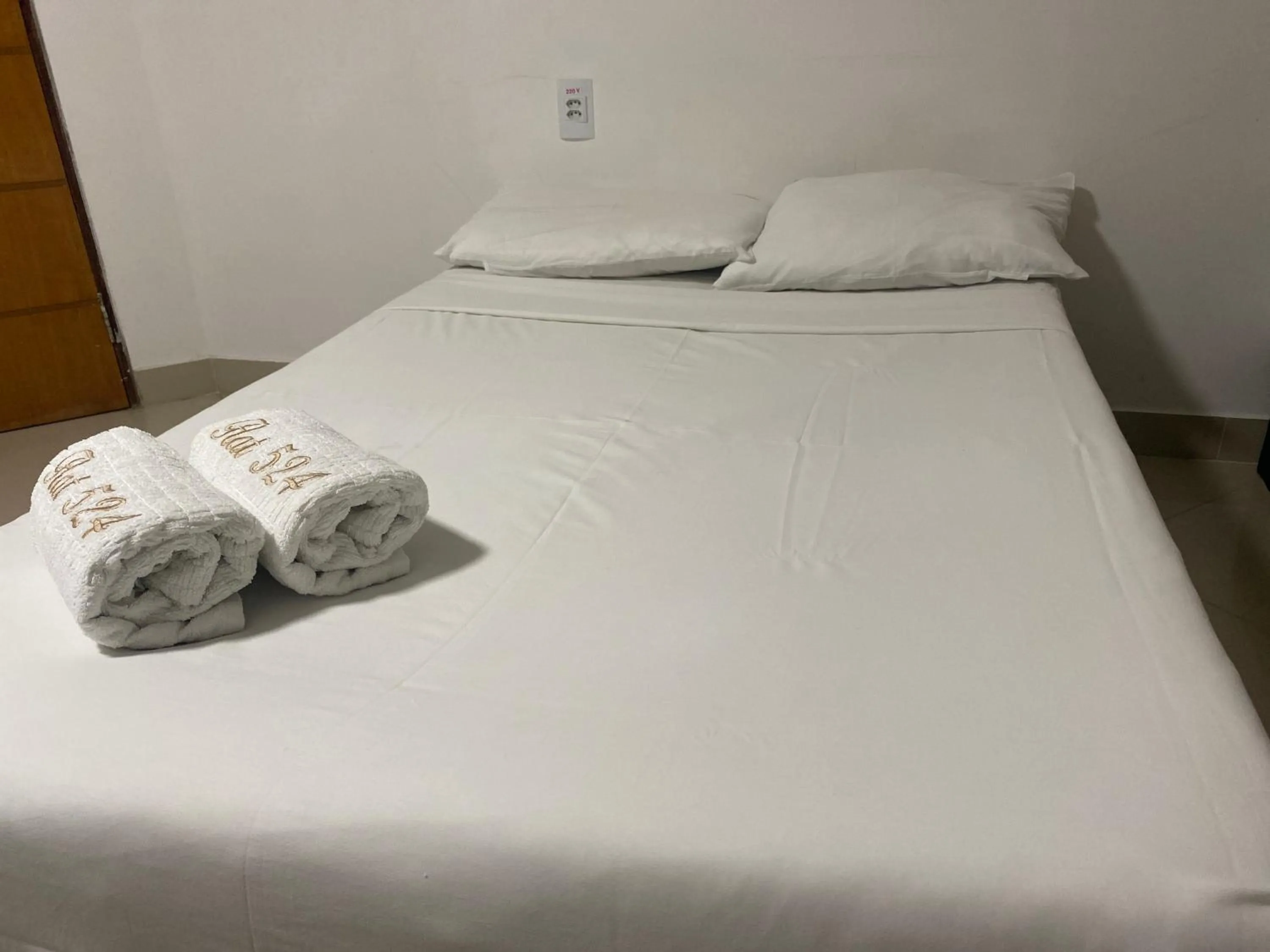 Bed in Gold Flat Cabo Branco