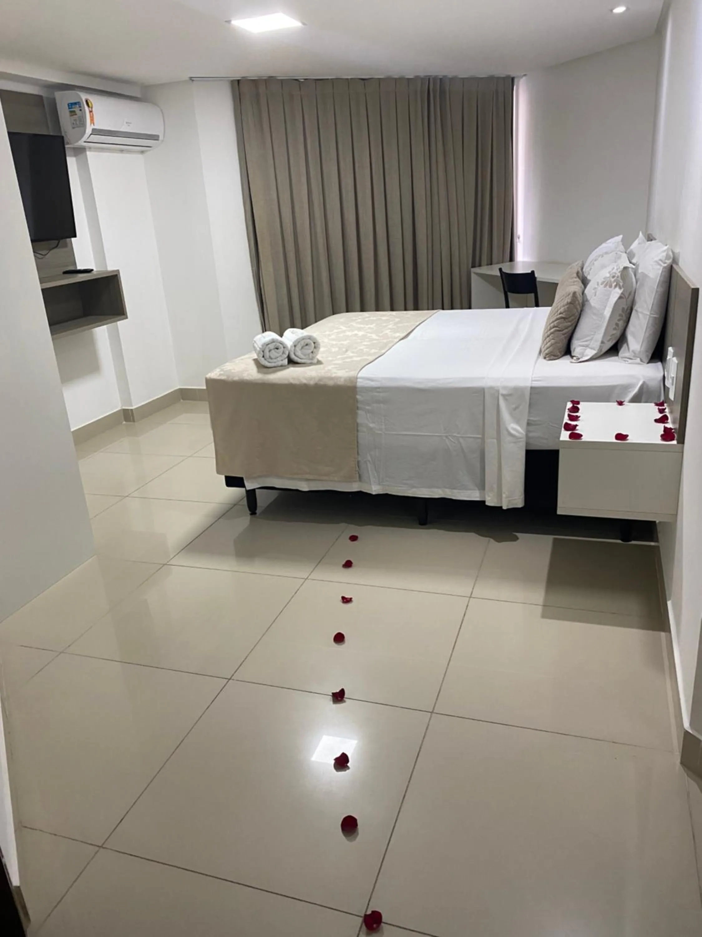 Bed in Gold Flat Cabo Branco